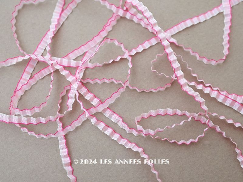 画像1: 1900年頃 アンティーク シルク製 リボン 極細 プリーツ加工 ピンク リボン刺繍  3mm幅   (1)