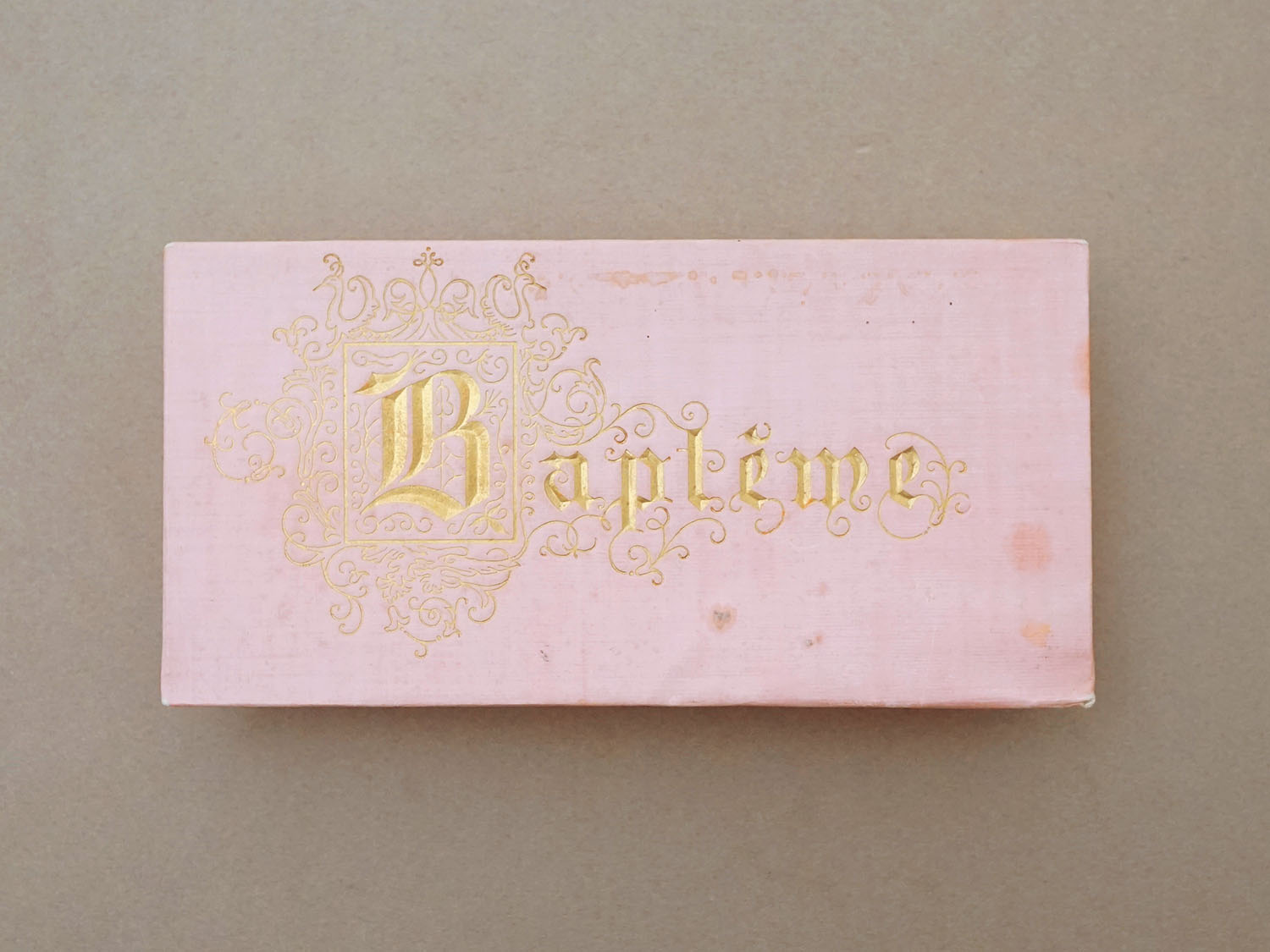 画像2: 1920年頃 アンティーク ベビーピンク ドラジェのボックス お菓子箱 Bapteme (2)