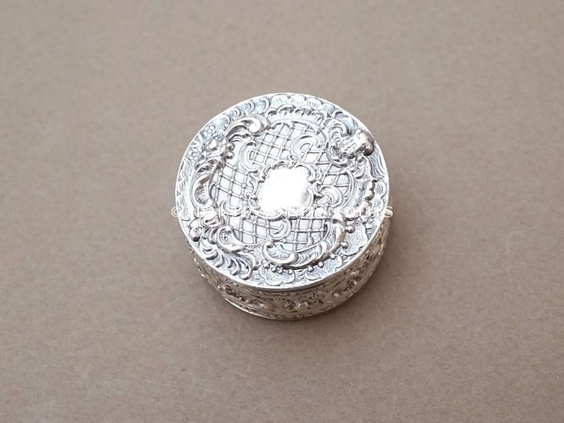 画像2: 19世紀末 アンティーク シルバー製 付けぼくろ用小さなケース ロカイユ装飾 (2)