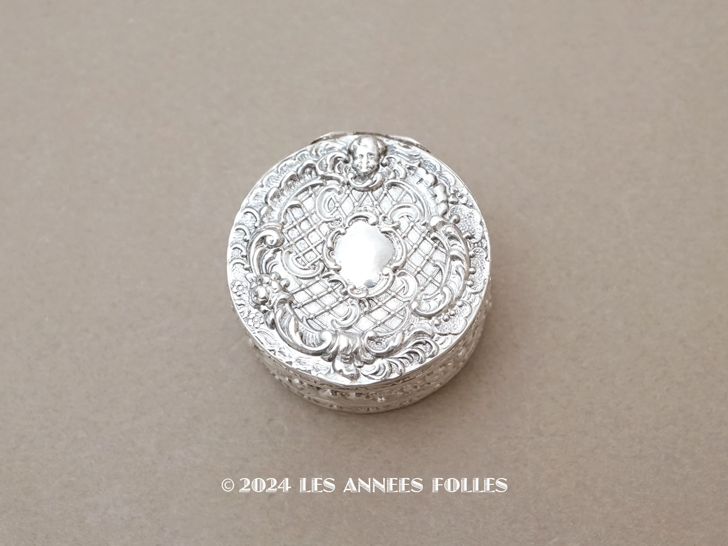画像1: 19世紀末 アンティーク シルバー製 付けぼくろ用小さなケース ロカイユ装飾 (1)
