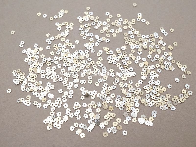 画像2: 19世紀末 アンティーク メタル製 極小 3mm 花 スパンコール 200ピースのセット シャンパンゴールド (2)