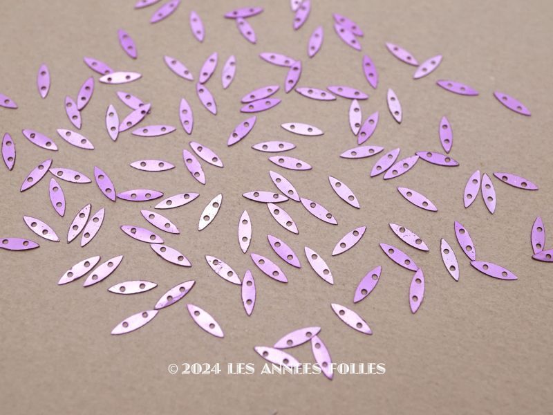 画像1: 19世紀末 アンティーク メタル製 8×2mm スパンコール ライラック 129ピースのセット (1)