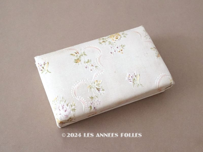 画像1: 1900年頃 アンティーク お菓子箱 シルク地 ピンクのリボン＆薄紫と黄色の薔薇 (1)