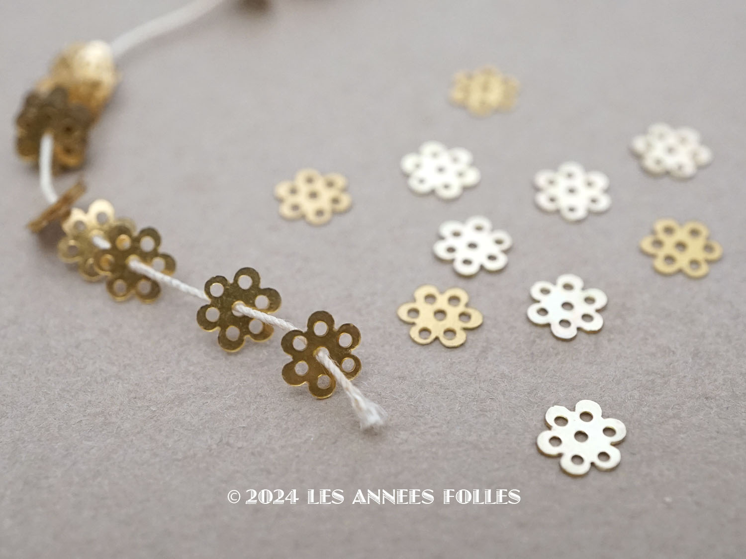 画像1: アンティーク ゼラチン製 スパンコール 花 5mm ゴールド 50ピースのセット (1)