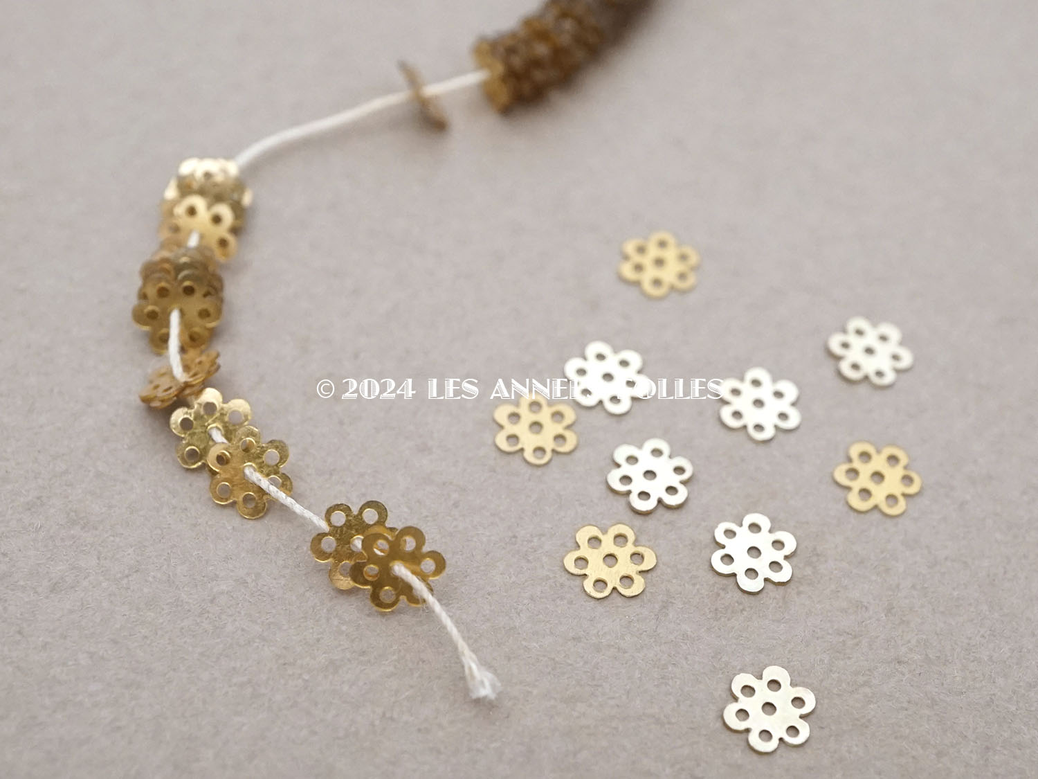 画像2: アンティーク ゼラチン製 スパンコール 花 5mm ゴールド 50ピースのセット (2)