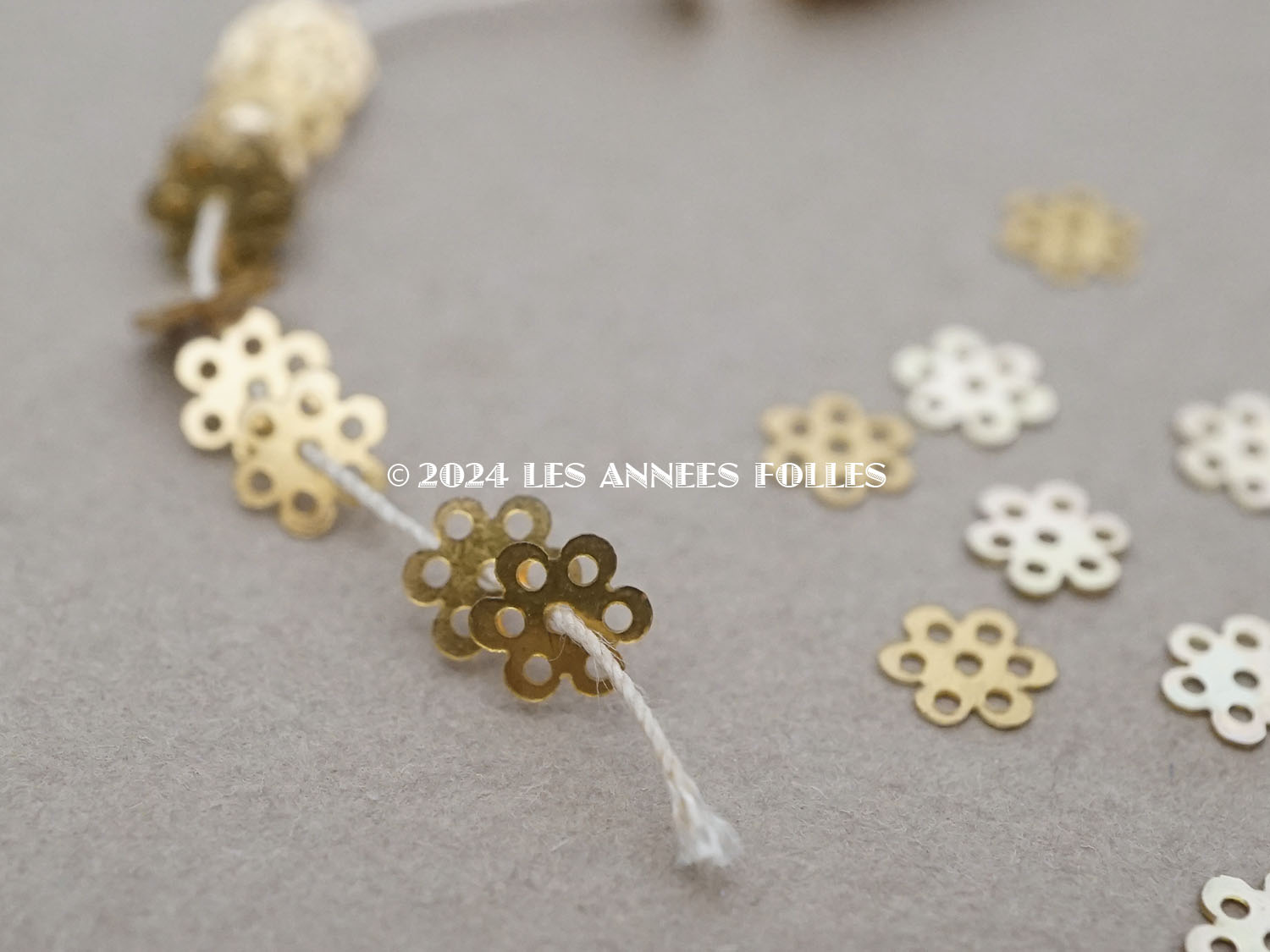 画像3: アンティーク ゼラチン製 スパンコール 花 5mm ゴールド 50ピースのセット (3)