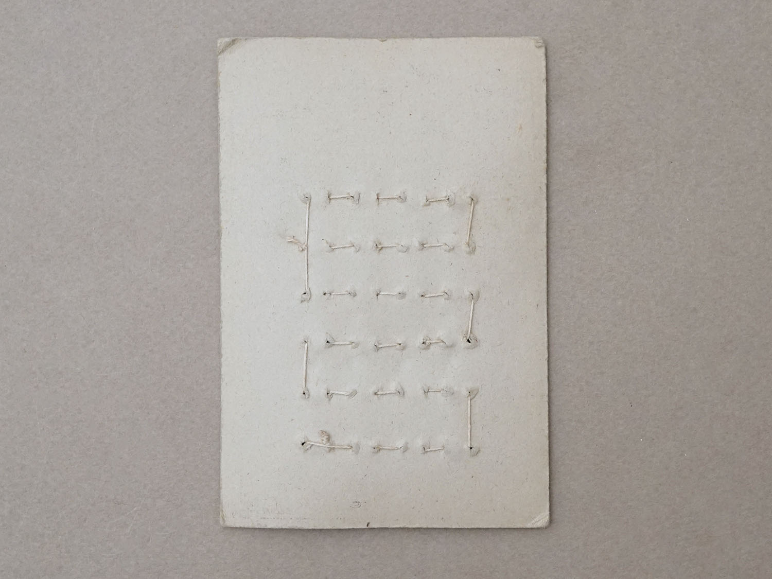 画像4: 1900年頃 アンティーク マザーオブパール製 極小 ボタン 5mm 24ピース シェルボタン ターコイズブルー (4)