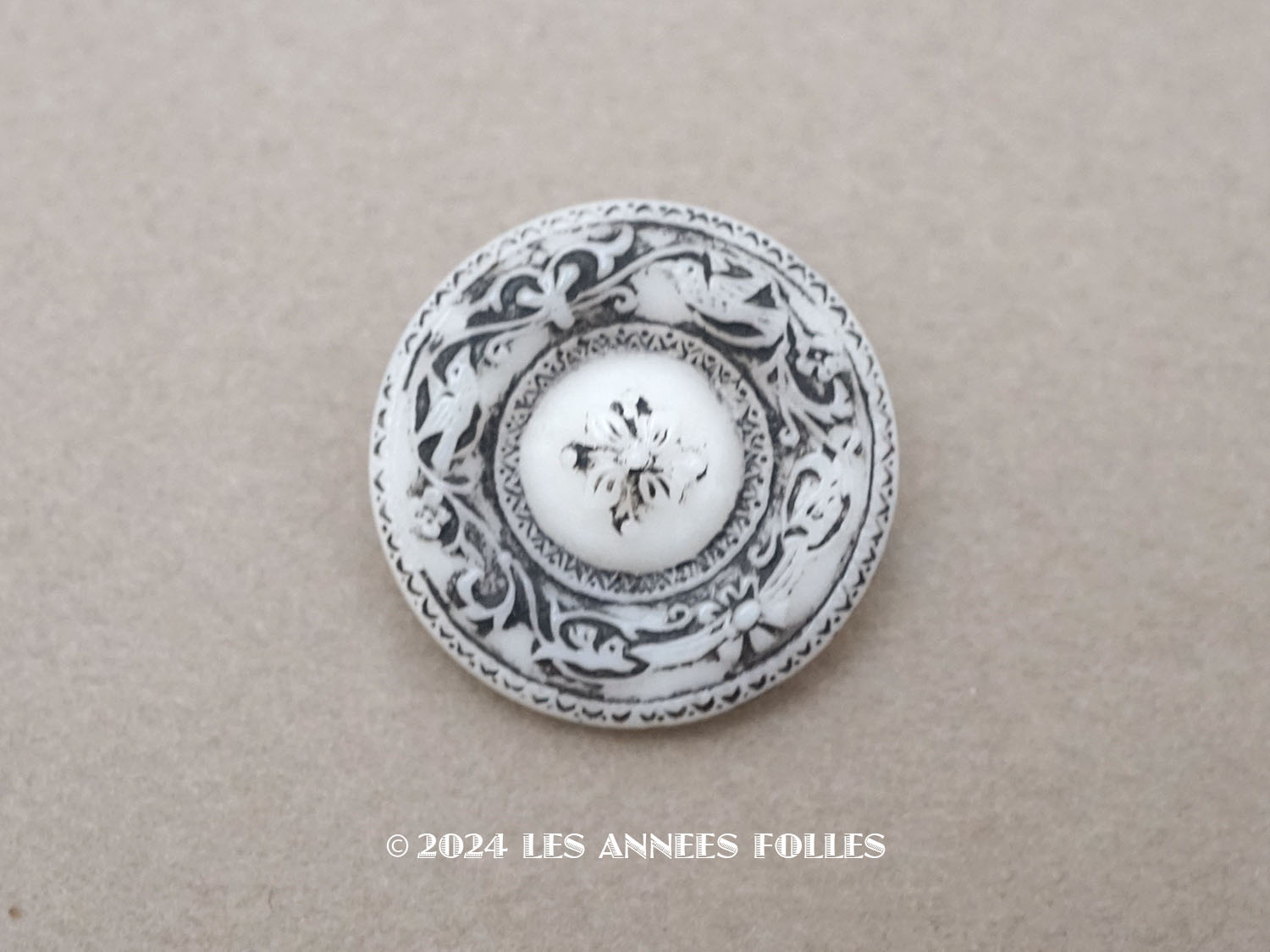 画像4: アンティーク 鳥と草花 ガラスボタン 黒 22.5mm 2ピースのセット (4)