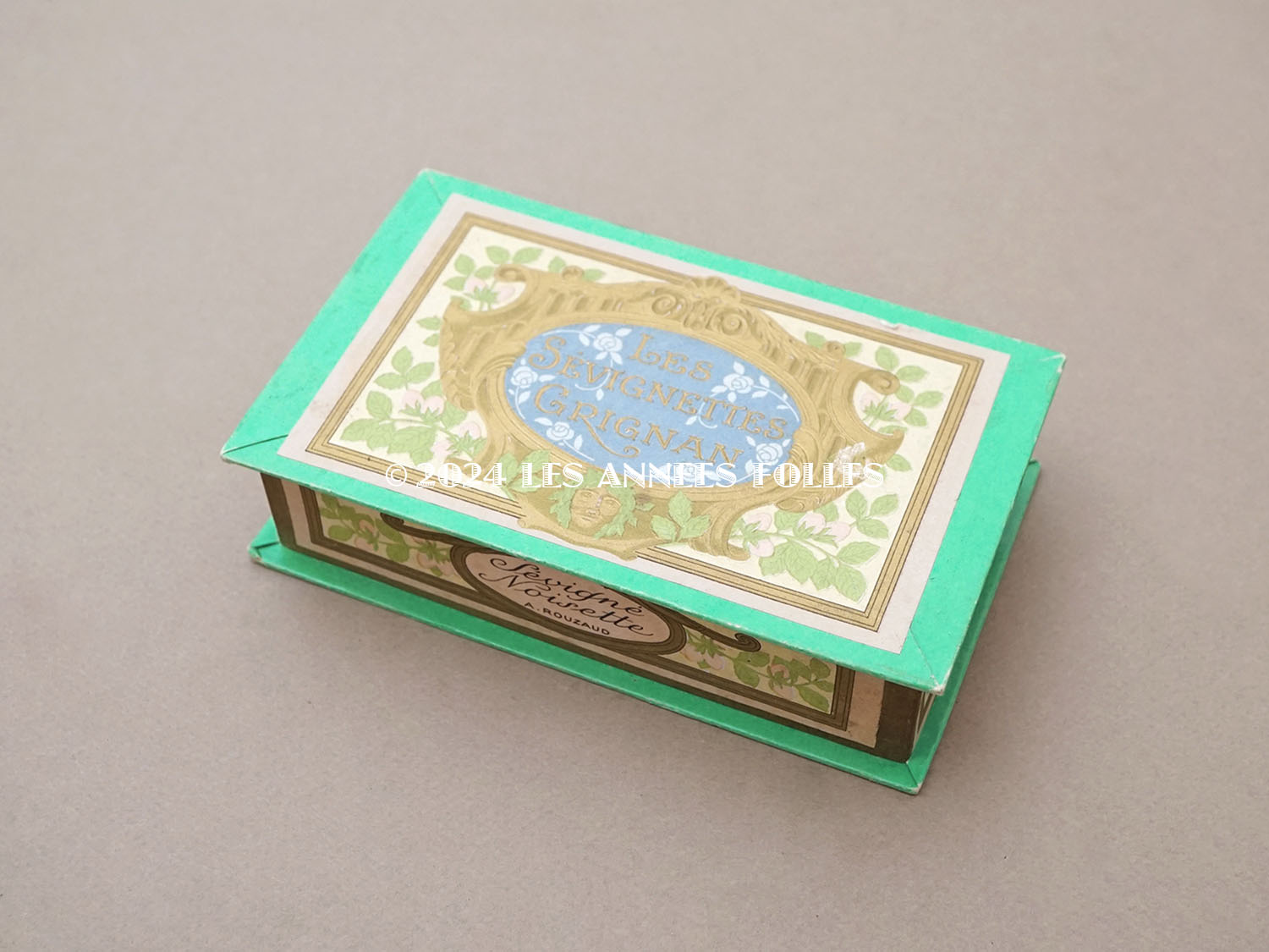 画像2: 19世紀末 アンティーク 『マルキーズ・ ドゥ・セヴィニエ』のお菓子箱  LES SEVIGNETTES GRIGNAN - MARQUISE DE SEVIGNE PARIS - (2)