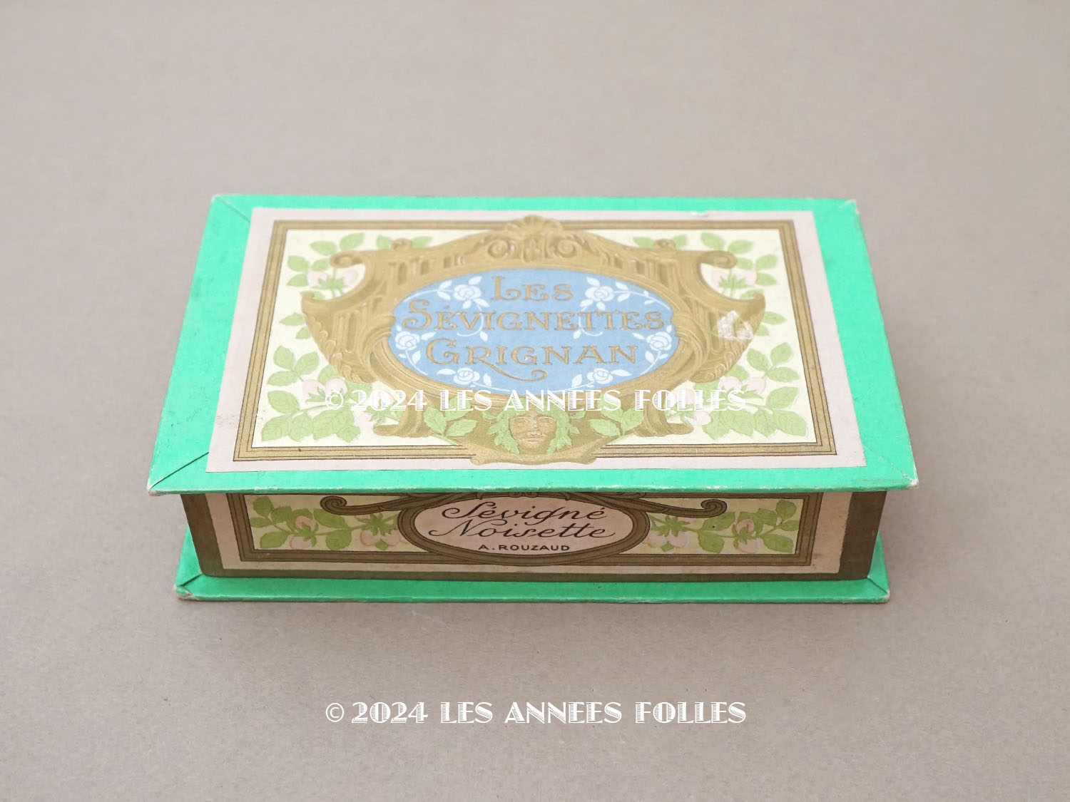 画像1: 19世紀末 アンティーク 『マルキーズ・ ドゥ・セヴィニエ』のお菓子箱  LES SEVIGNETTES GRIGNAN - MARQUISE DE SEVIGNE PARIS - (1)