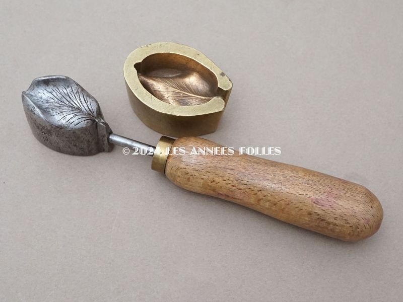 画像2: 19世紀末 アンティーク  こて アイリスの花びら 型押し  (2)
