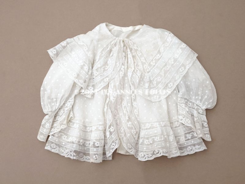 画像2: 1900年頃 アンティーク ドール&ベビー用 袖付きケープ ドット刺繍のコットンファブリック＆レース 裏地付き (2)