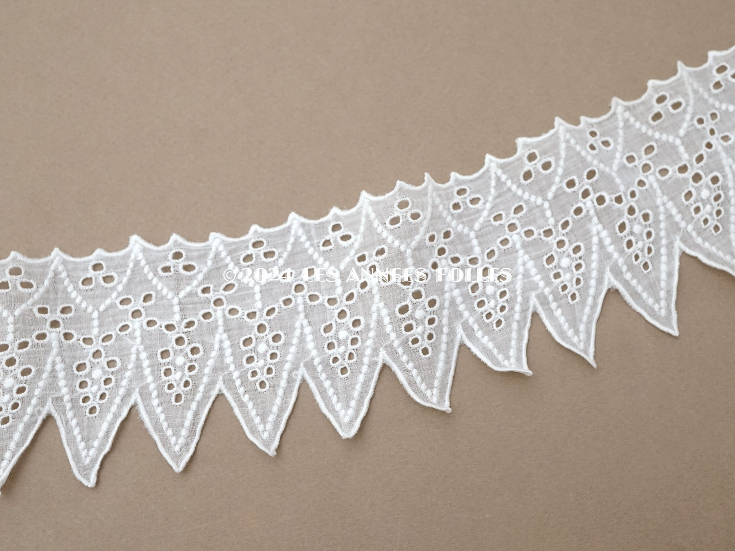 画像2: 19世紀末 アンティーク 刺繍入り コットンオーガンジーのカットワークレース 幅7.5cm (2)