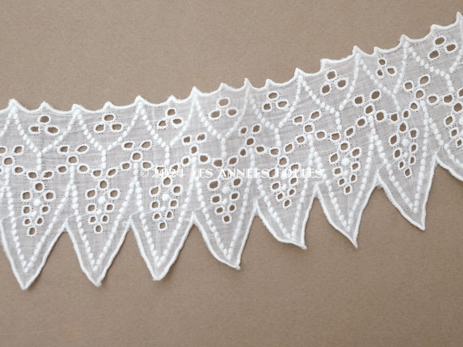 画像3: 19世紀末 アンティーク 刺繍入り コットンオーガンジーのカットワークレース 幅7.5cm (3)