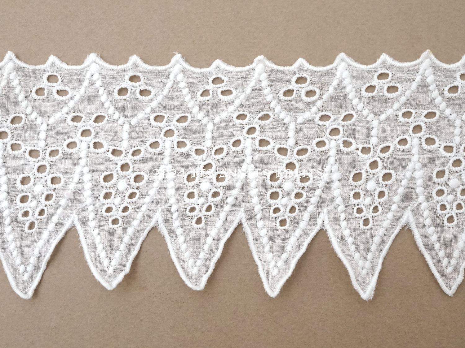 画像4: 19世紀末 アンティーク 刺繍入り コットンオーガンジーのカットワークレース 幅7.5cm (4)