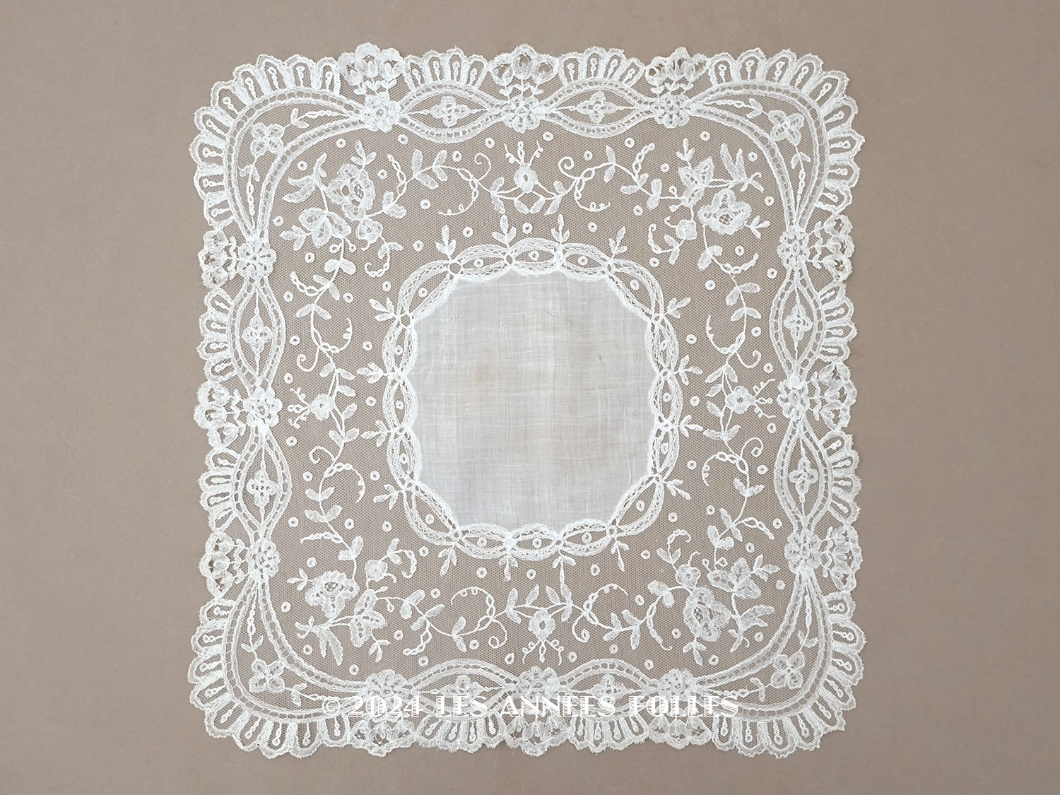 画像1: 19世紀末 アンティーク  結婚式のハンカチ 薔薇模様 アプリカシオン・アングルテール (ボビンレース)　 (1)