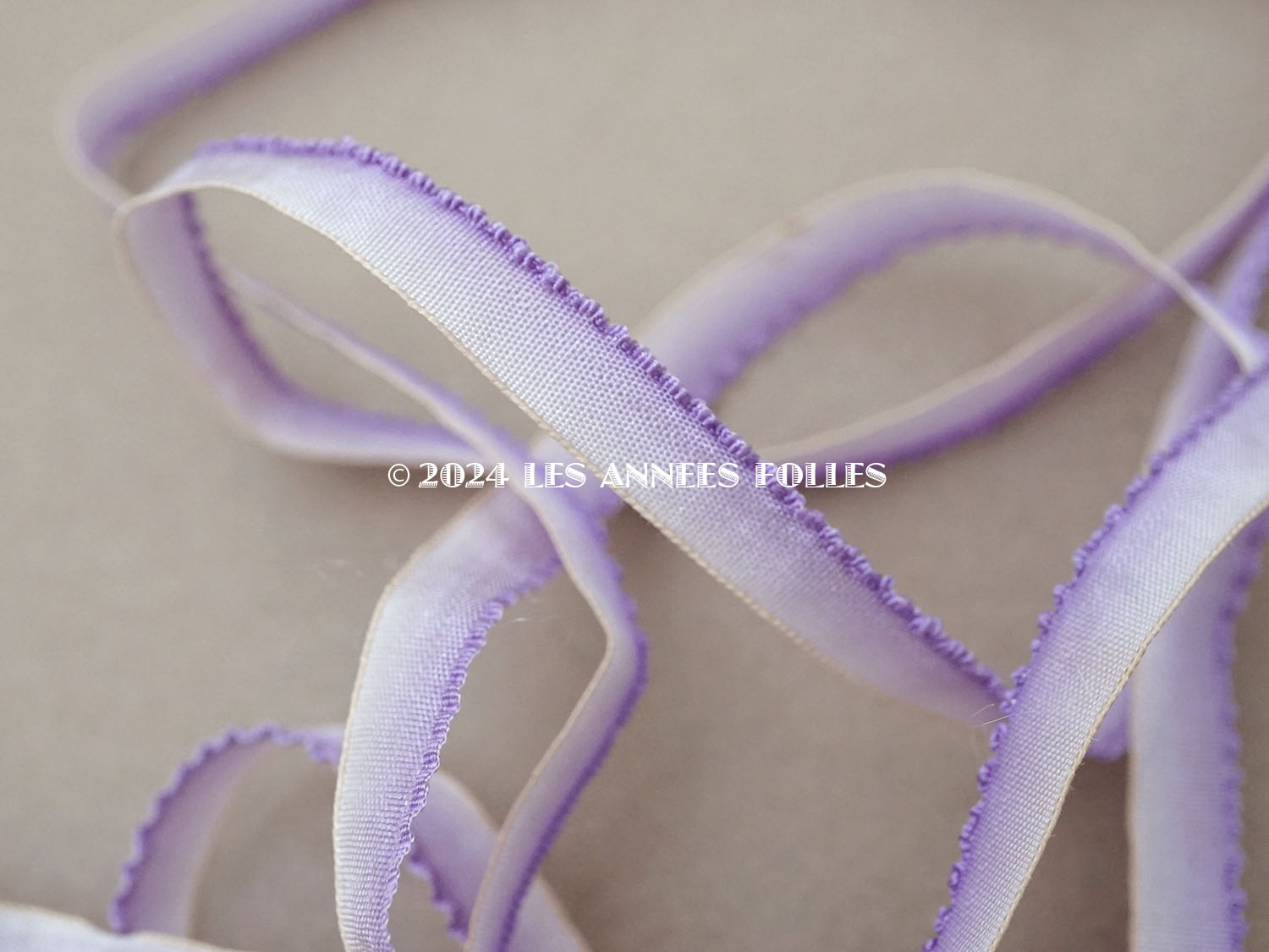 画像2: 19世紀末 アンティーク 極細 シルク製 フリル付トリム 6mm幅 薄紫 リボン刺繍 & ロココトリム用 リボン (2)