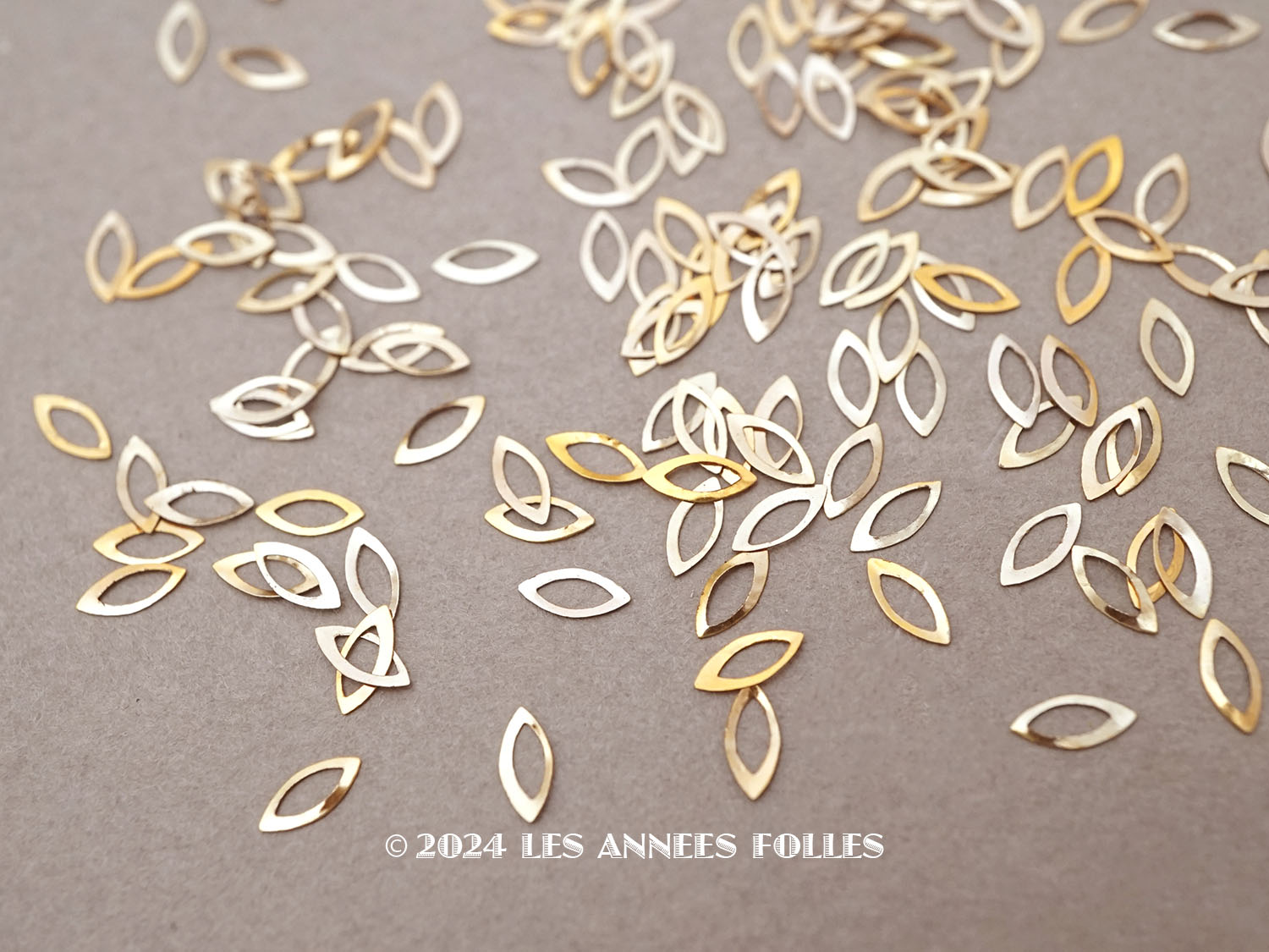 画像1: 19世紀末 アンティーク メタル製 6×2mm スパンコール ゴールド 200ピースのセット  (1)