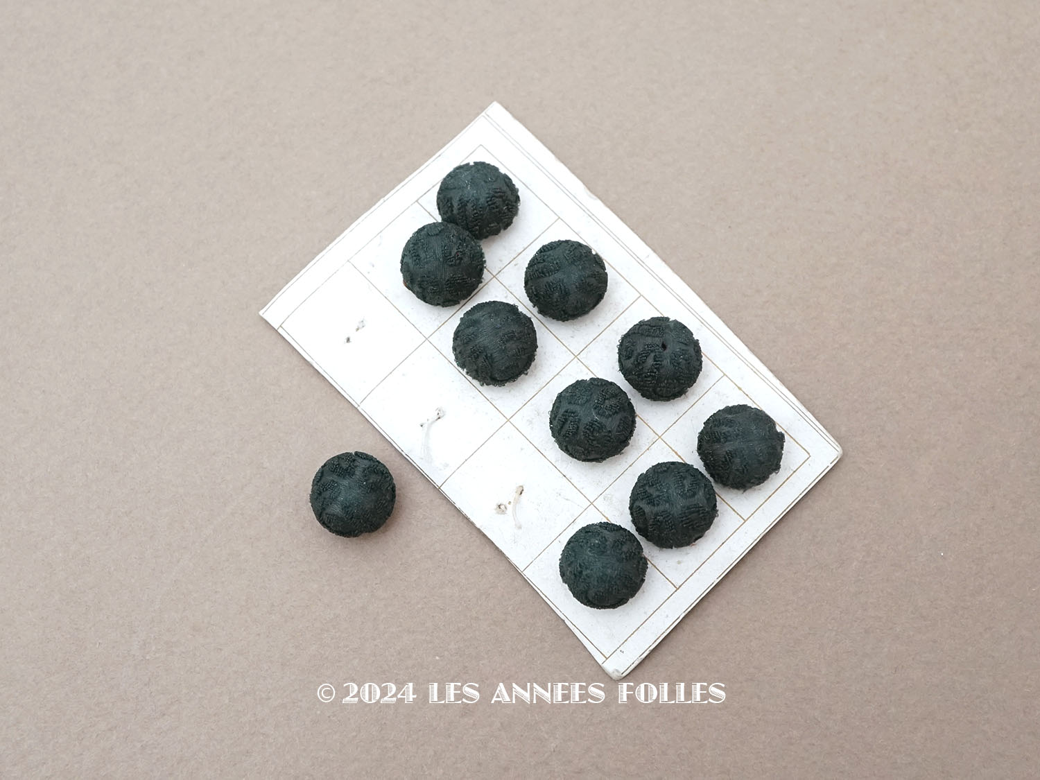 画像1: 19世紀 アンティーク シルク製 くるみボタン 11mm 10ピースのセット 深緑 (1)