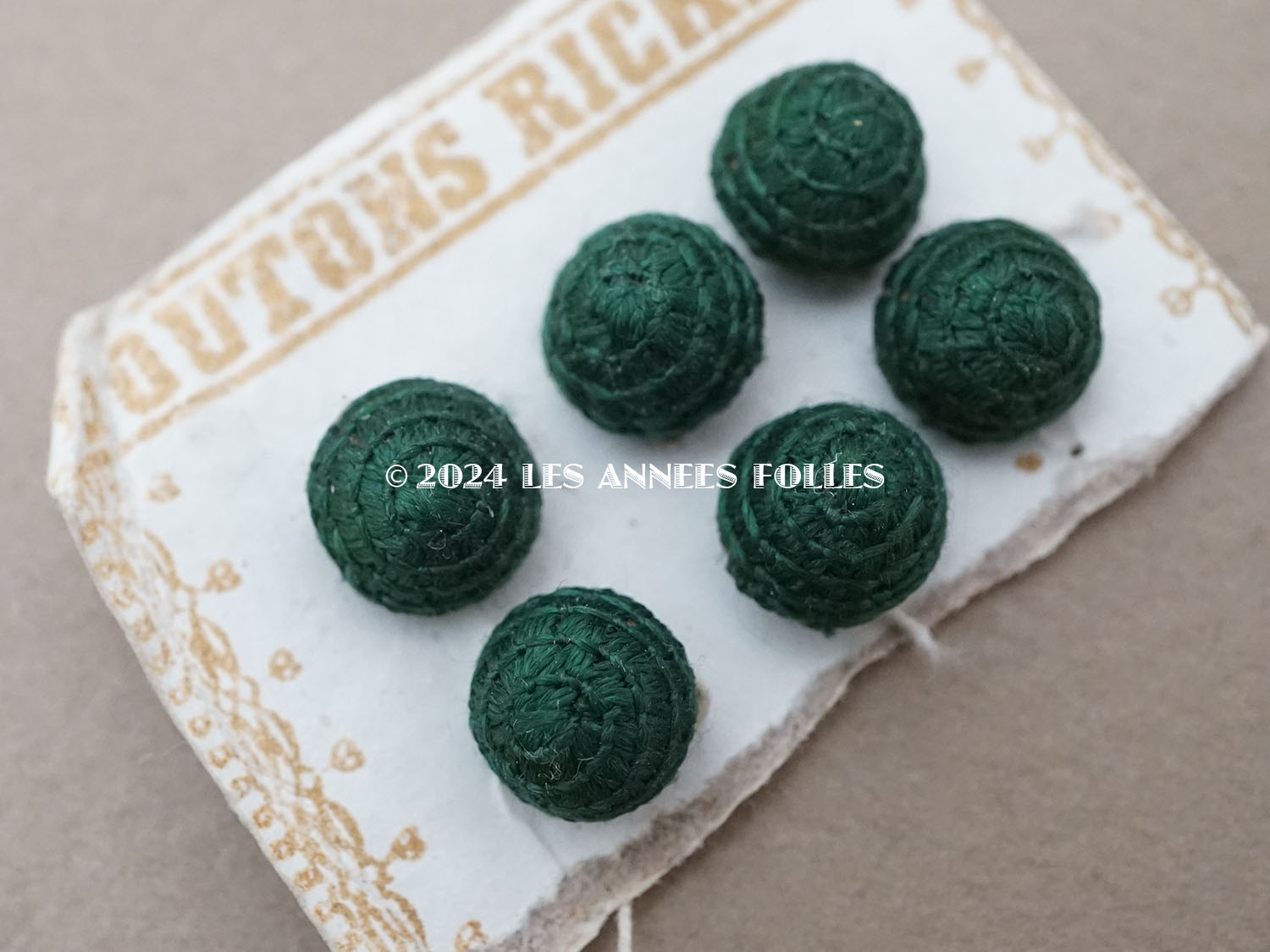 画像2: 1850年頃 アンティーク シルク製 くるみボタン グリーン 9mm 6ピースのセット (2)