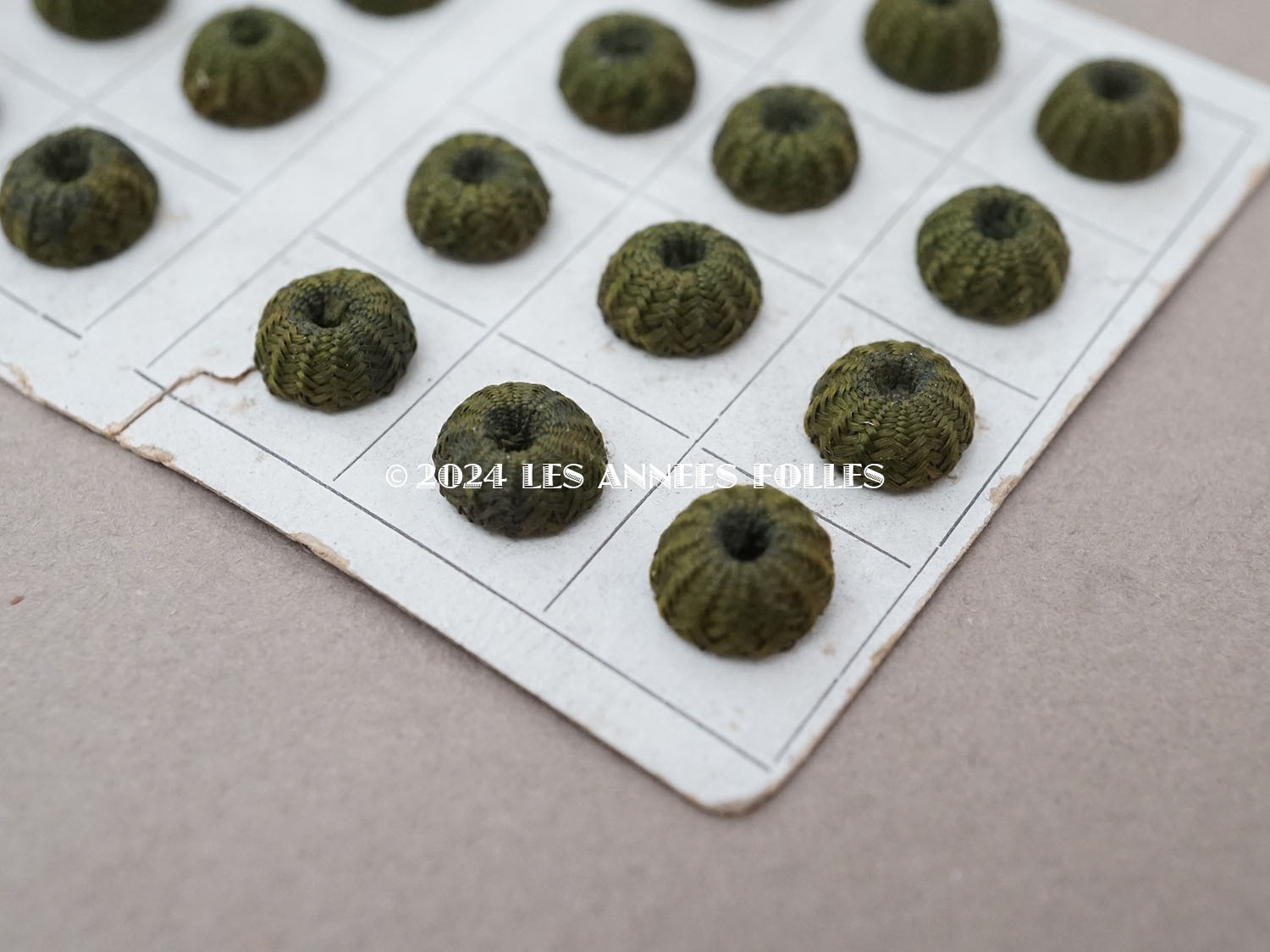 画像3: 19世紀 アンティーク ドール用 極小 8mm シルク製 くるみボタン 6ピースのセット モスグリーン (3)