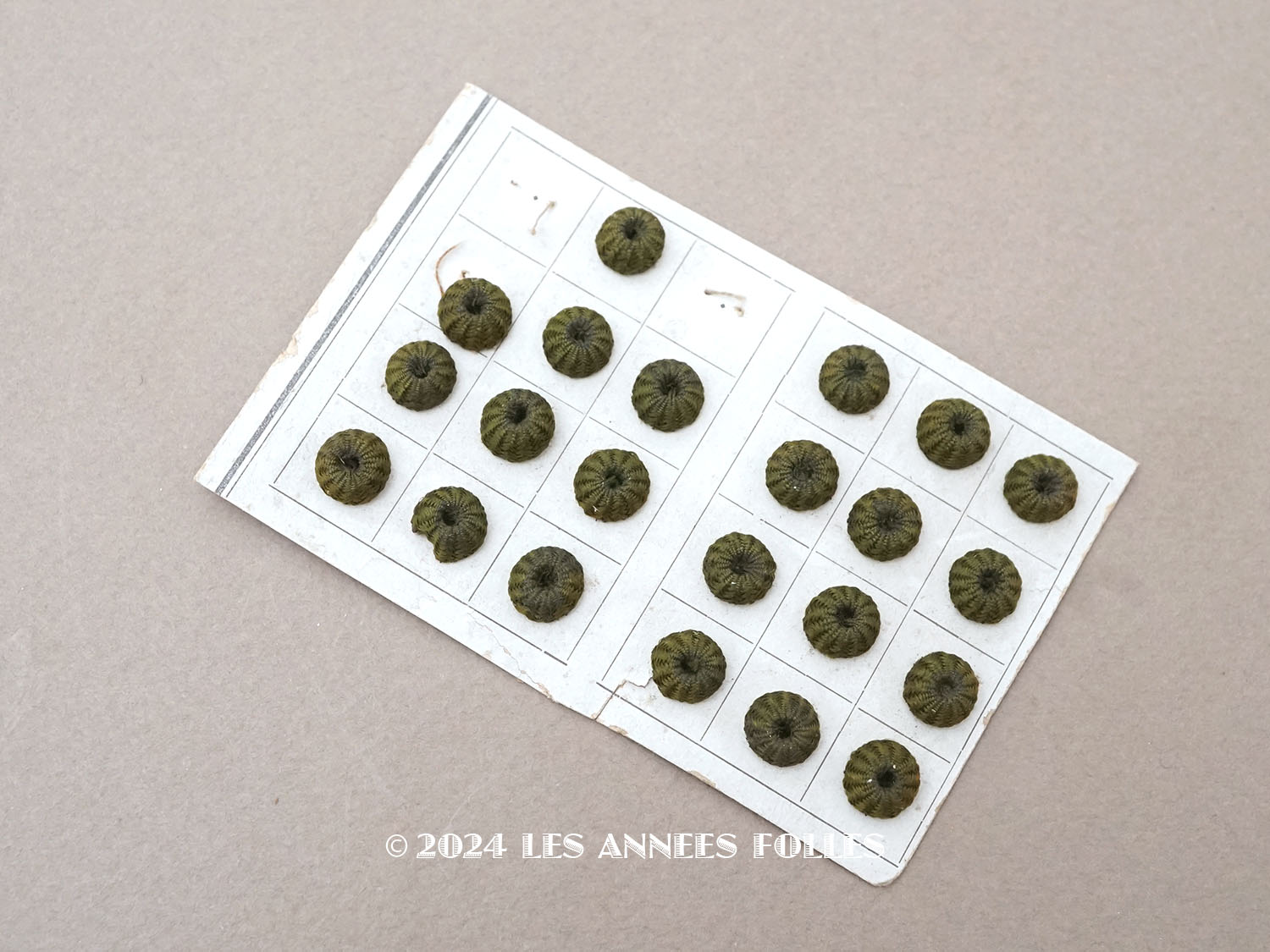画像1: 19世紀 アンティーク ドール用 極小 8mm シルク製 くるみボタン 6ピースのセット モスグリーン (1)