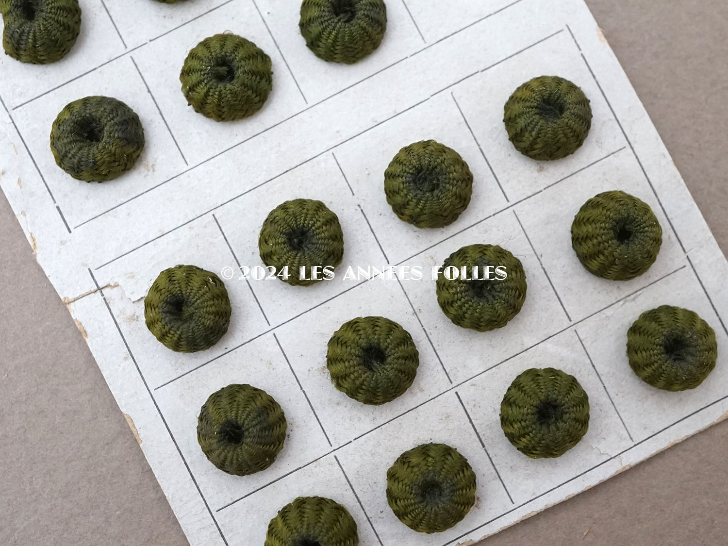 画像4: 19世紀 アンティーク ドール用 極小 8mm シルク製 くるみボタン 6ピースのセット モスグリーン (4)