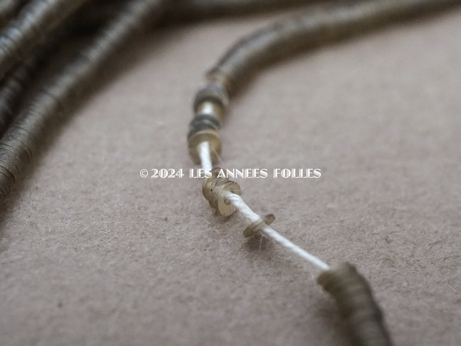 画像4: 1900年頃 アンティーク ゼラチン製 極小1.5mm スパンコール シルバー (4)