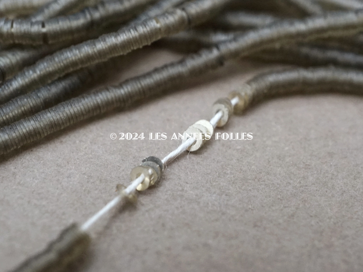画像3: 1900年頃 アンティーク ゼラチン製 極小1.5mm スパンコール シルバー (3)
