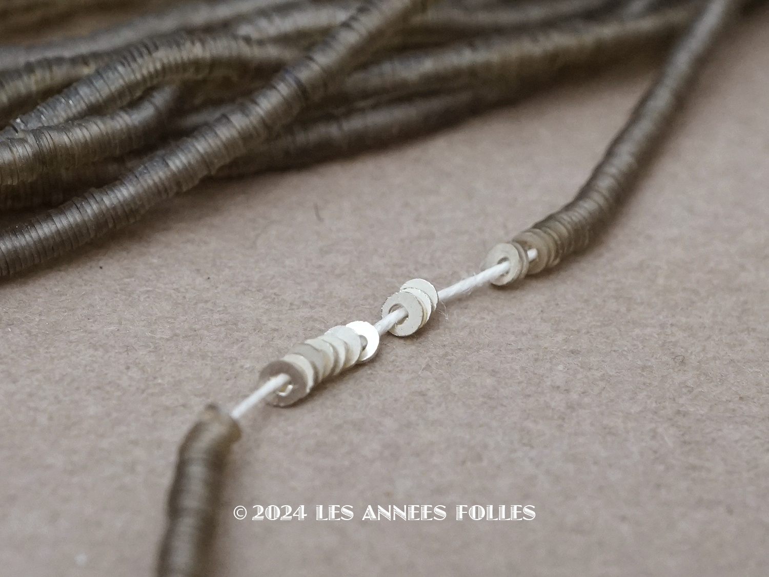 画像1: 1900年頃 アンティーク ゼラチン製 極小1.5mm スパンコール シルバー (1)