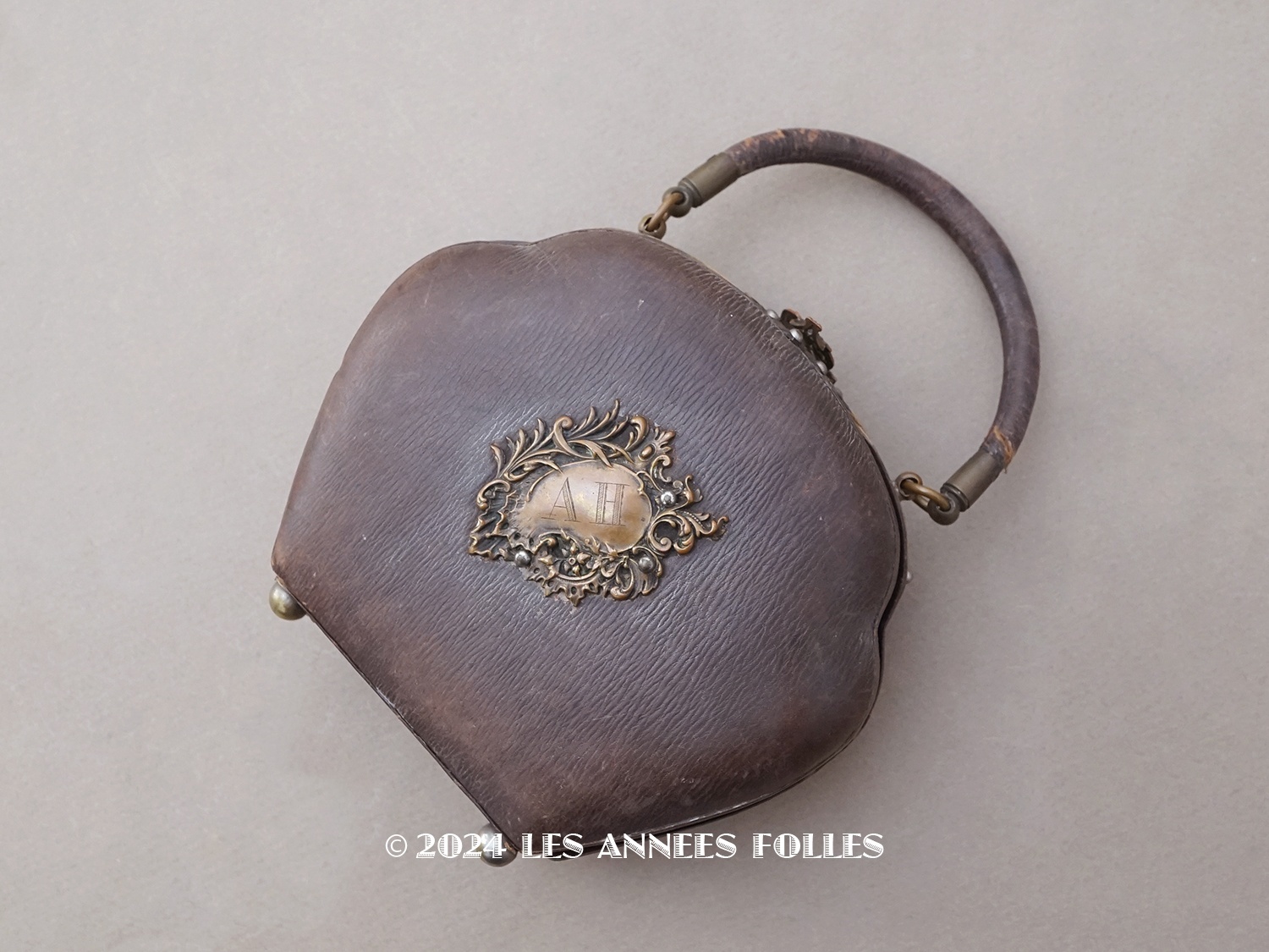 画像2: 1900年頃 アンティーク  貴婦人のバッグ 本革製＆シルククッション イニシャル入り (2)