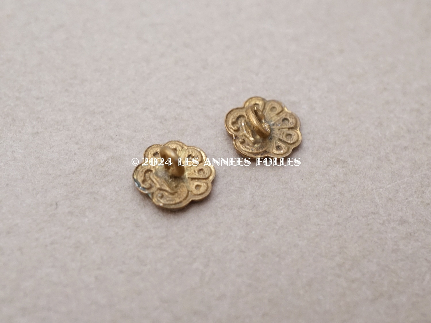 画像2: アンティーク メタルボタン 貝殻 9×8.5mm 2ピースのセット  (2)