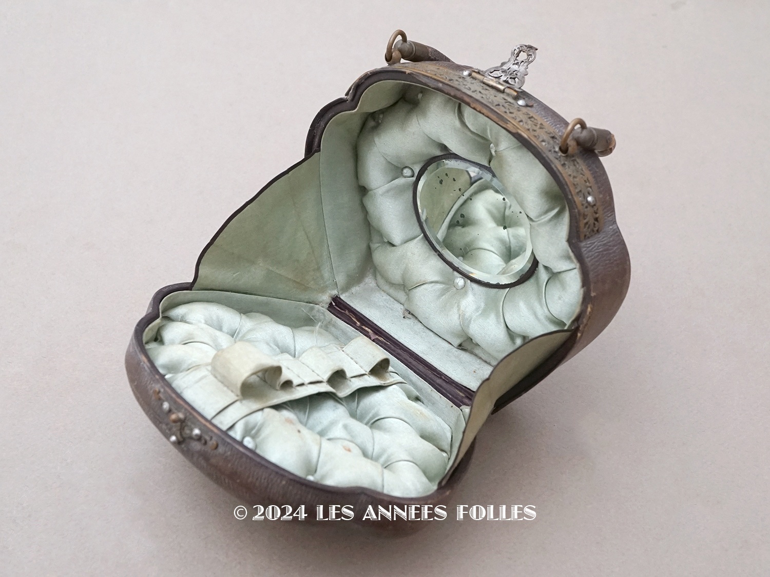 画像1: 1900年頃 アンティーク  貴婦人のバッグ 本革製＆シルククッション イニシャル入り (1)