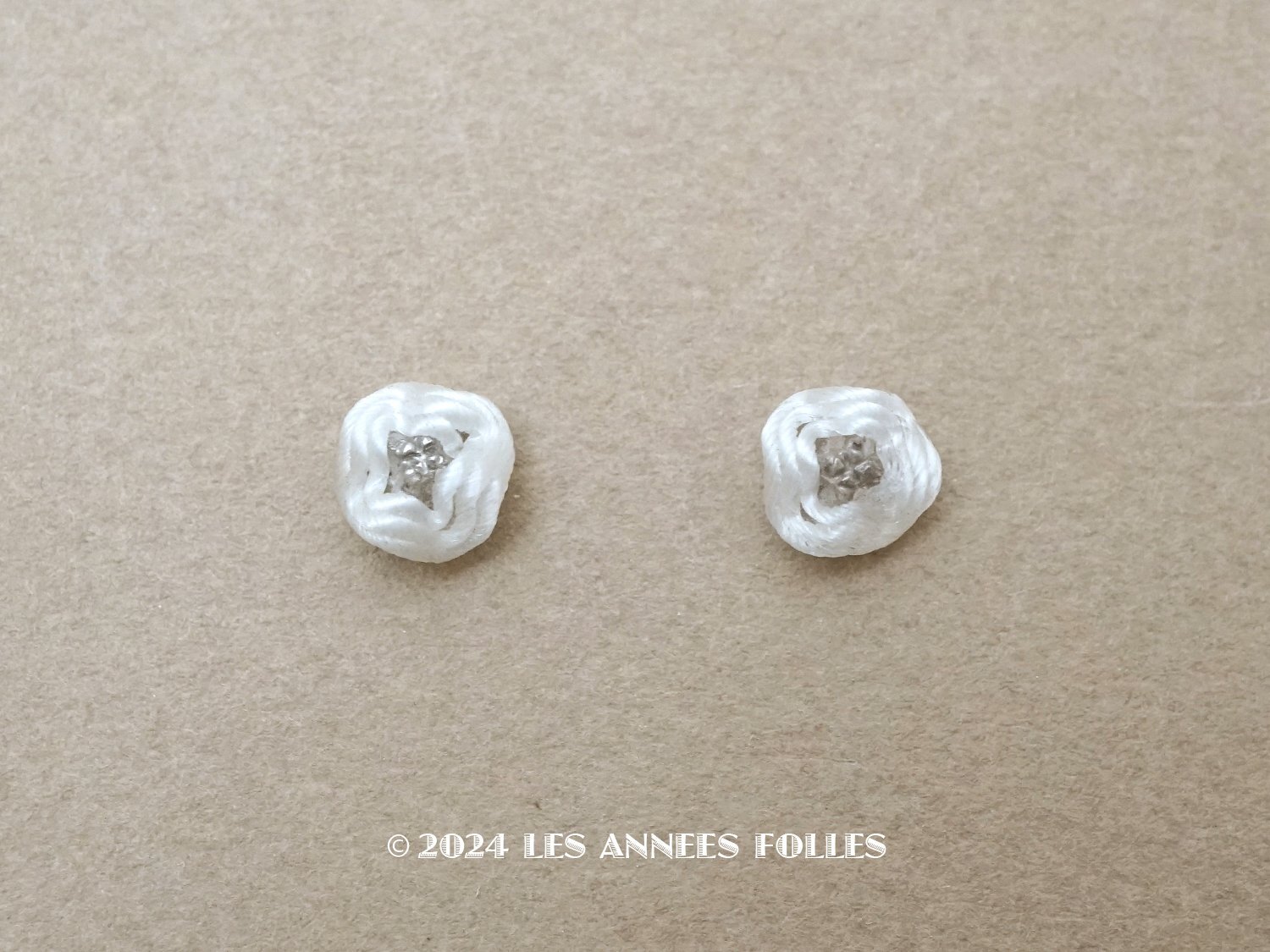 画像1: アンティーク 硝子製 花型のビーズ 白&シルバー 2ピースのセット 約7〜8mm  (1)