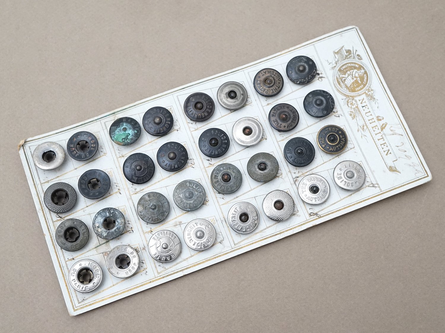 画像2: 1900年頃 アンティーク ワークウェア用 ボタンのサンプラー (2)
