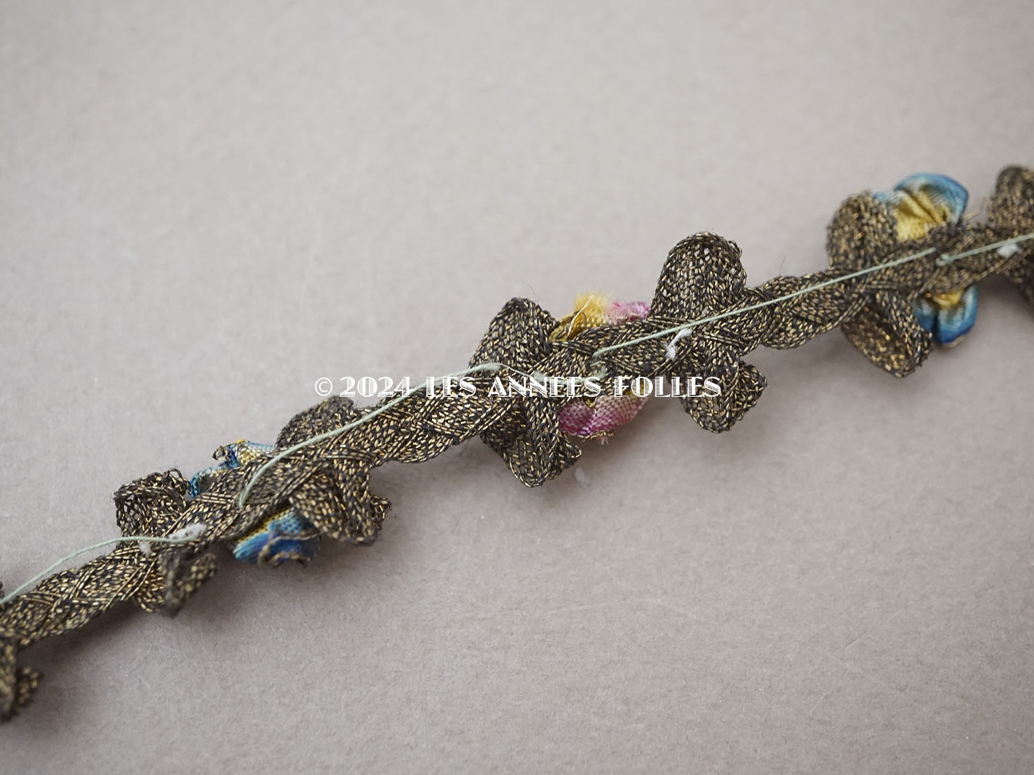 画像4: アンティーク シルク製 3色の薔薇のロココトリム ゴールドのメタルレース 48cm (4)