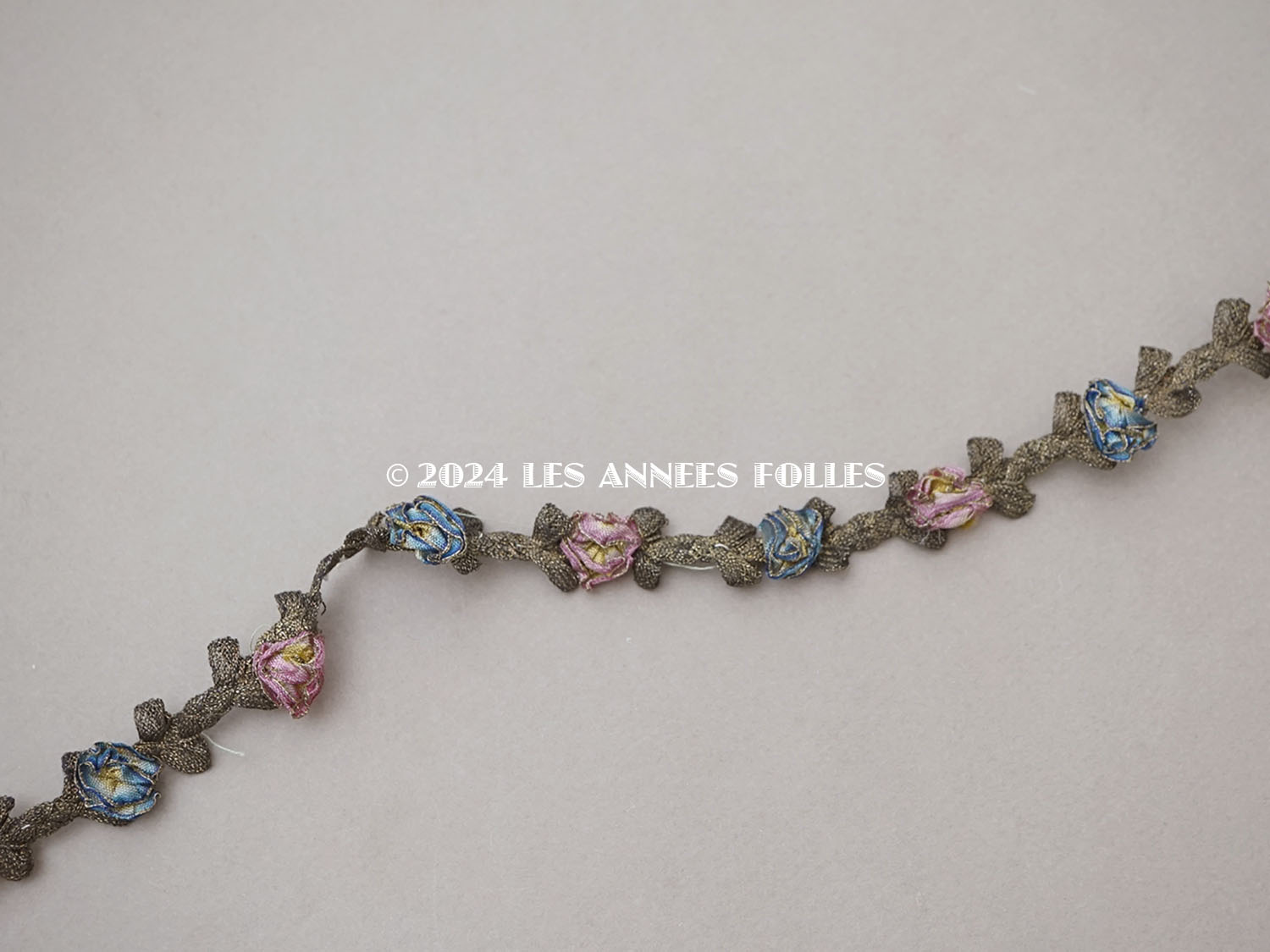 画像2: アンティーク シルク製 3色の薔薇のロココトリム ゴールドのメタルレース 48cm (2)