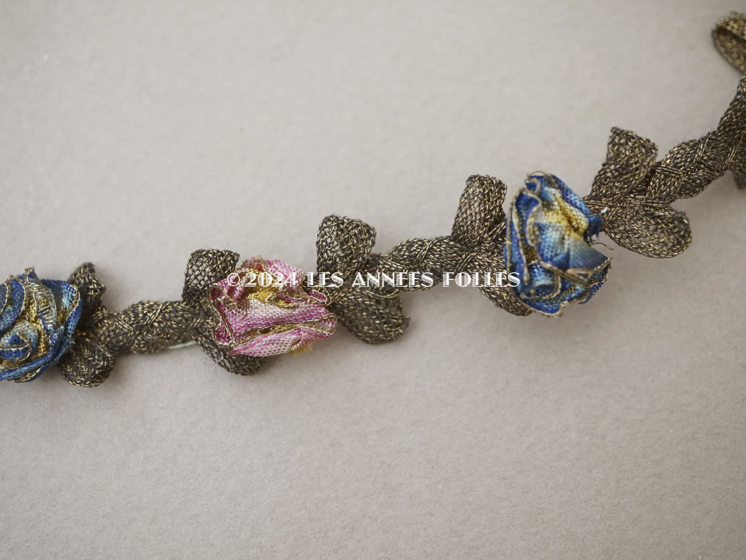 画像3: アンティーク シルク製 3色の薔薇のロココトリム ゴールドのメタルレース 48cm (3)