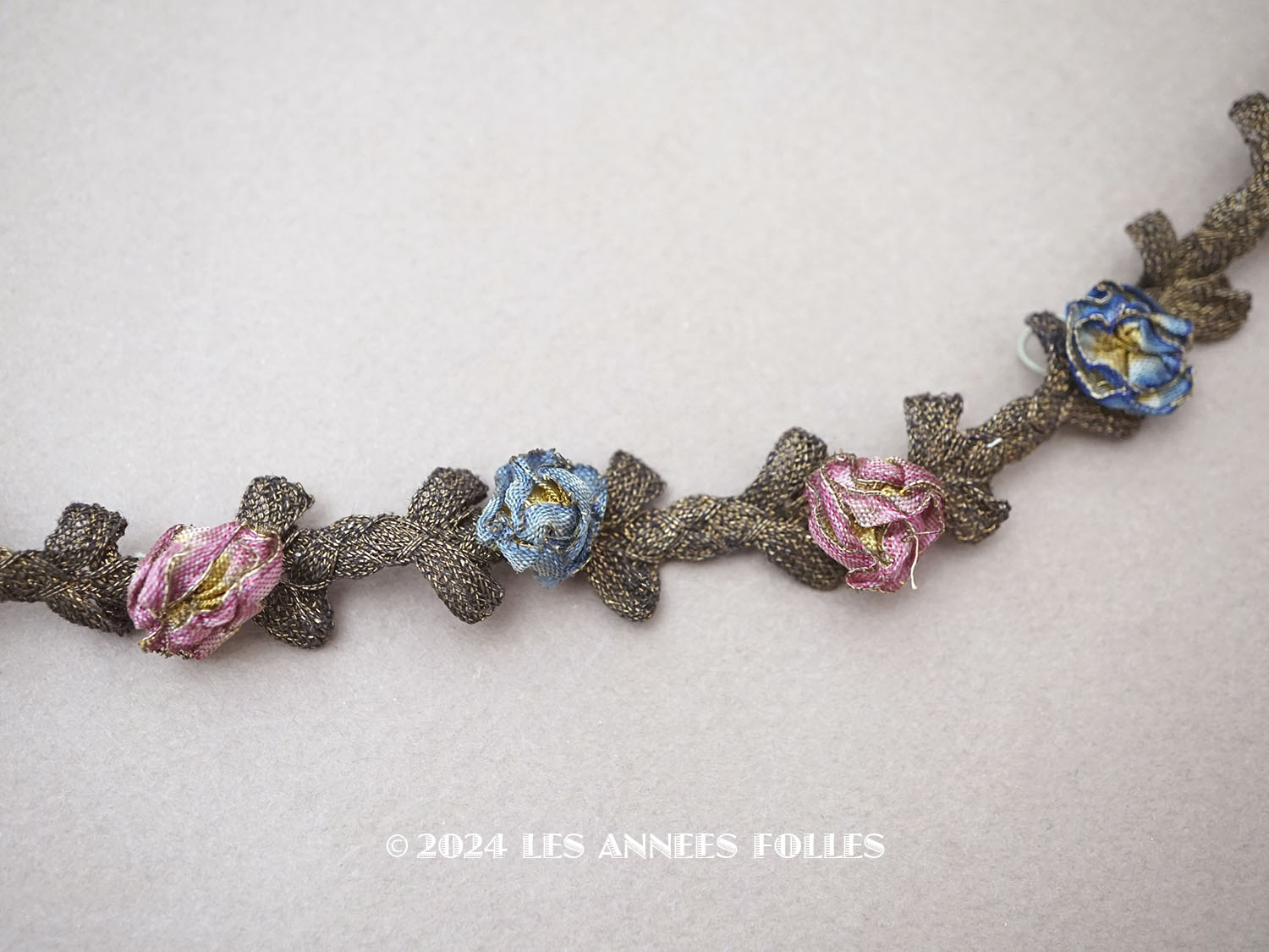 画像1: アンティーク シルク製 3色の薔薇のロココトリム ゴールドのメタルレース 48cm (1)