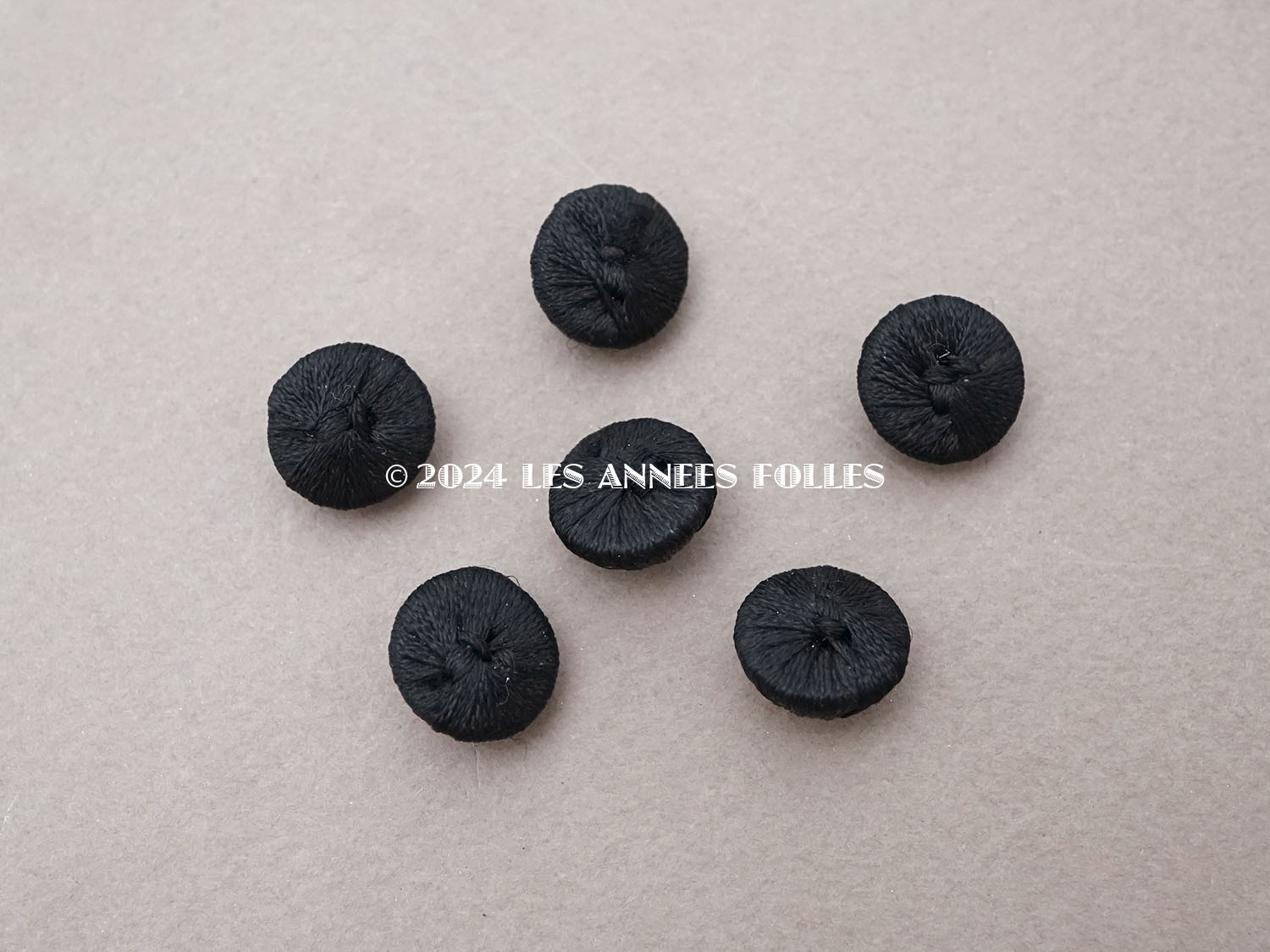 画像4: アンティーク シルク製 くるみボタン 14mm 黒 6ピースのセット  (4)
