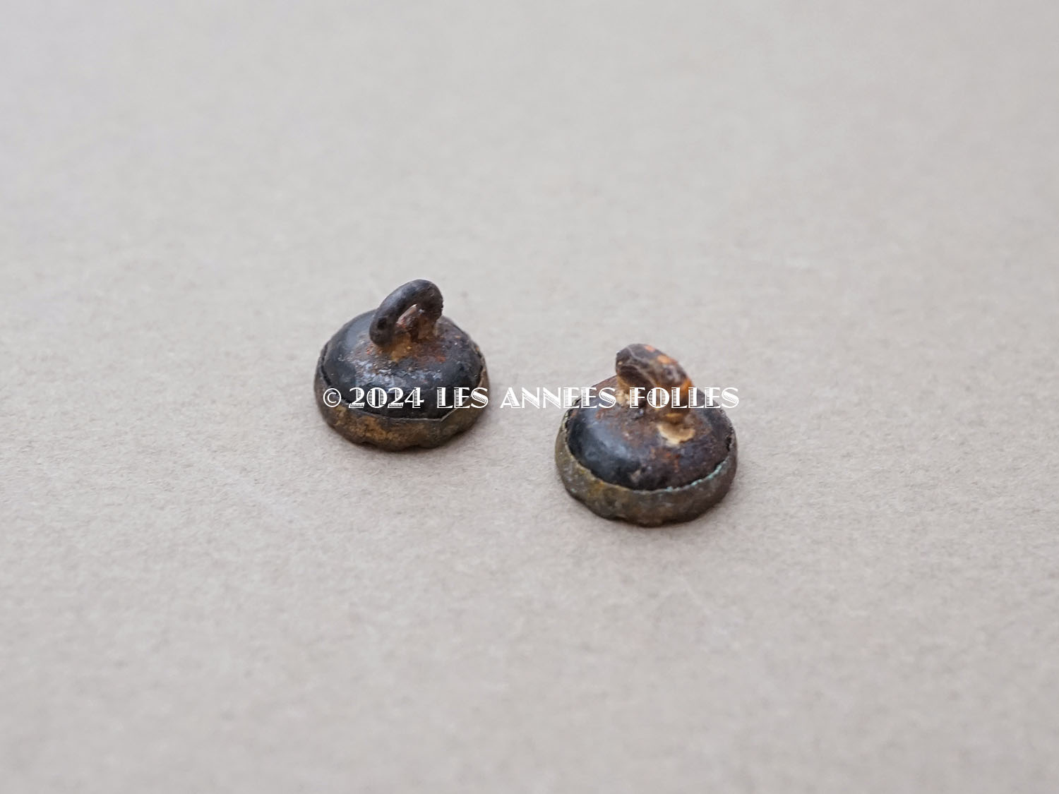 画像3: 1900年頃 アンティーク マザーオブパール&メタル製 ボタン 2ピースのセット 10mm (3)