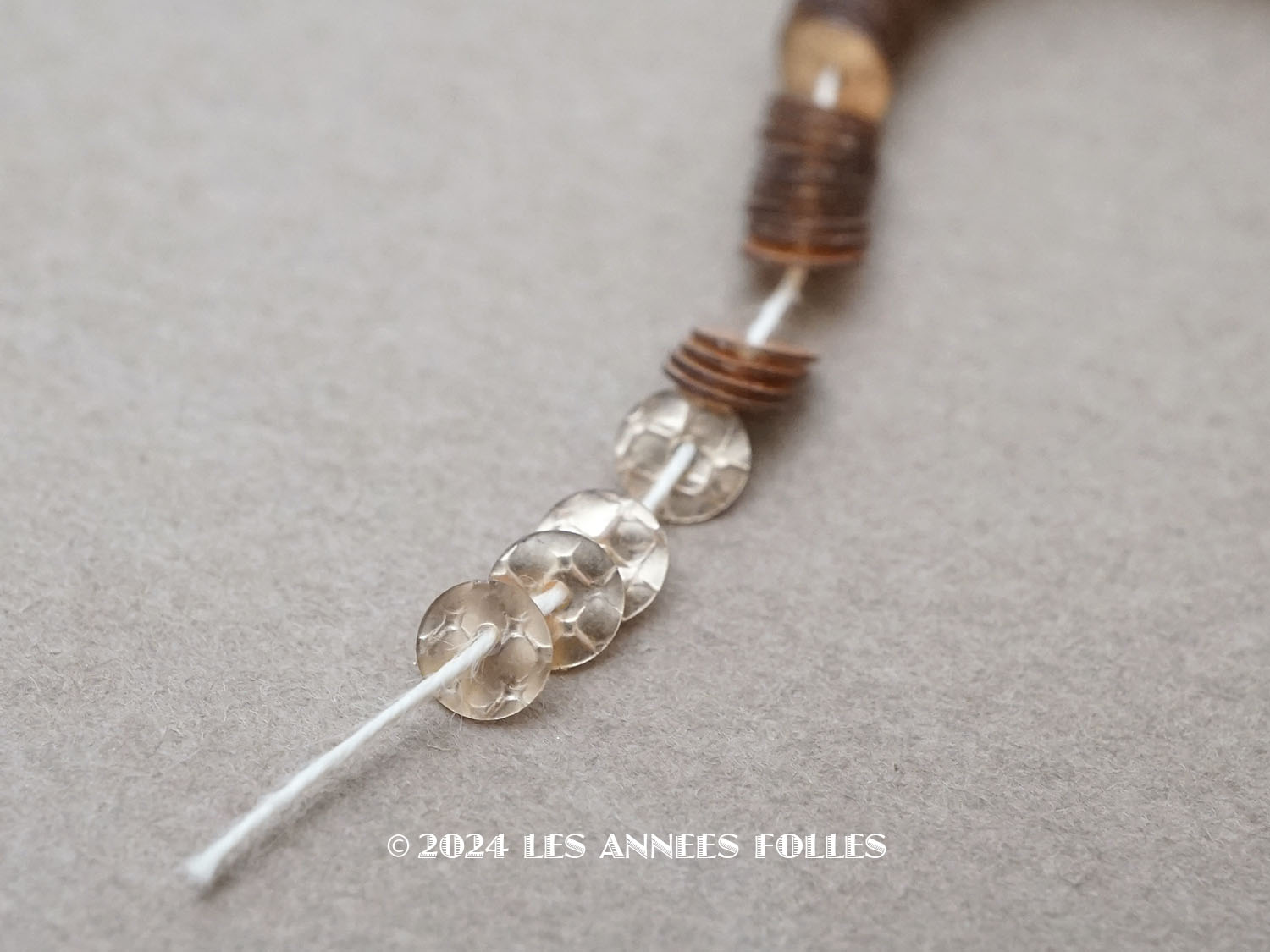 画像1: 1900年頃 アンティーク 蜂の巣柄 スパンコール 4mm 200ピース ゼラチン製  (1)