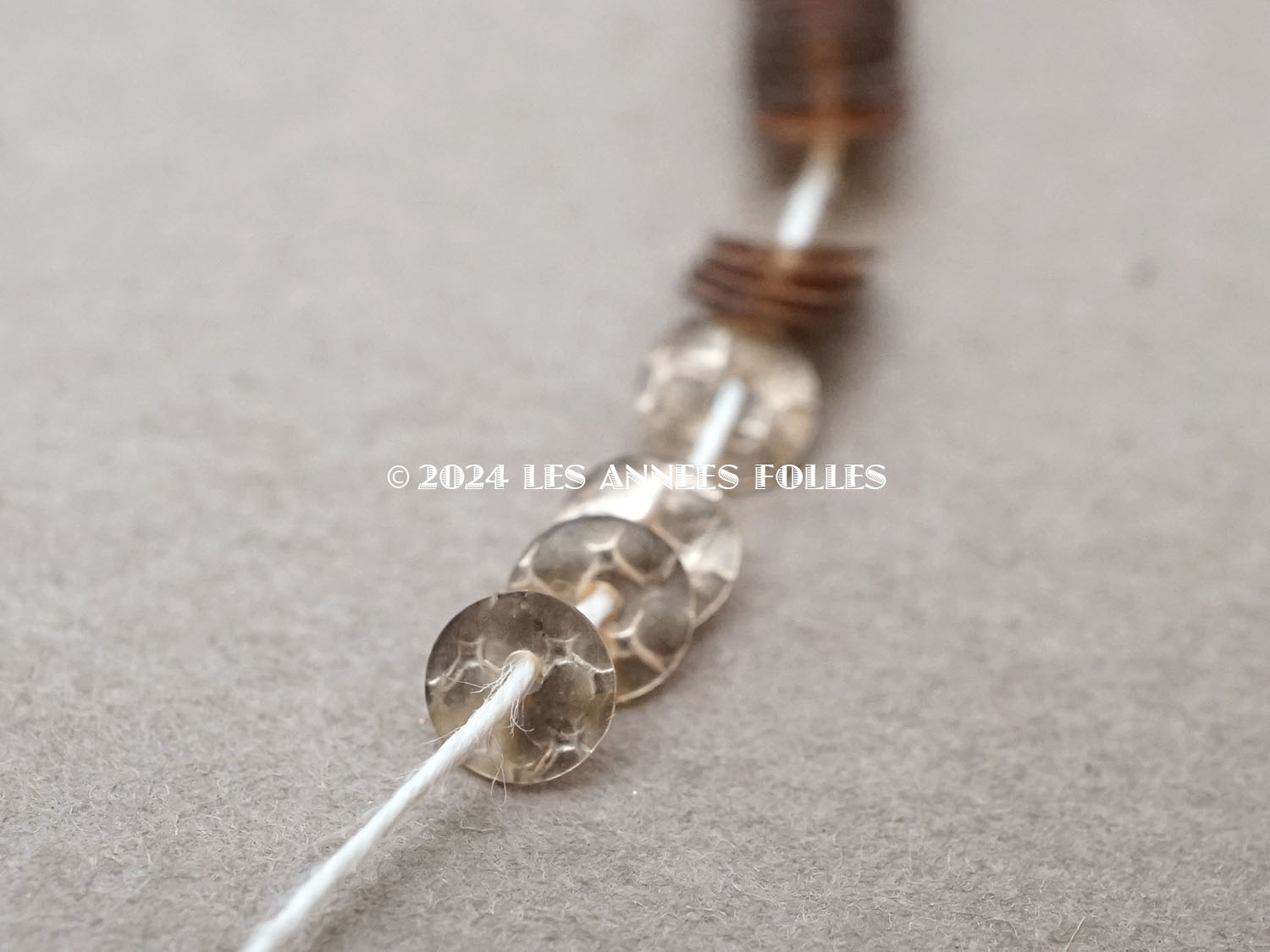 画像3: 1900年頃 アンティーク 蜂の巣柄 スパンコール 4mm 200ピース ゼラチン製  (3)