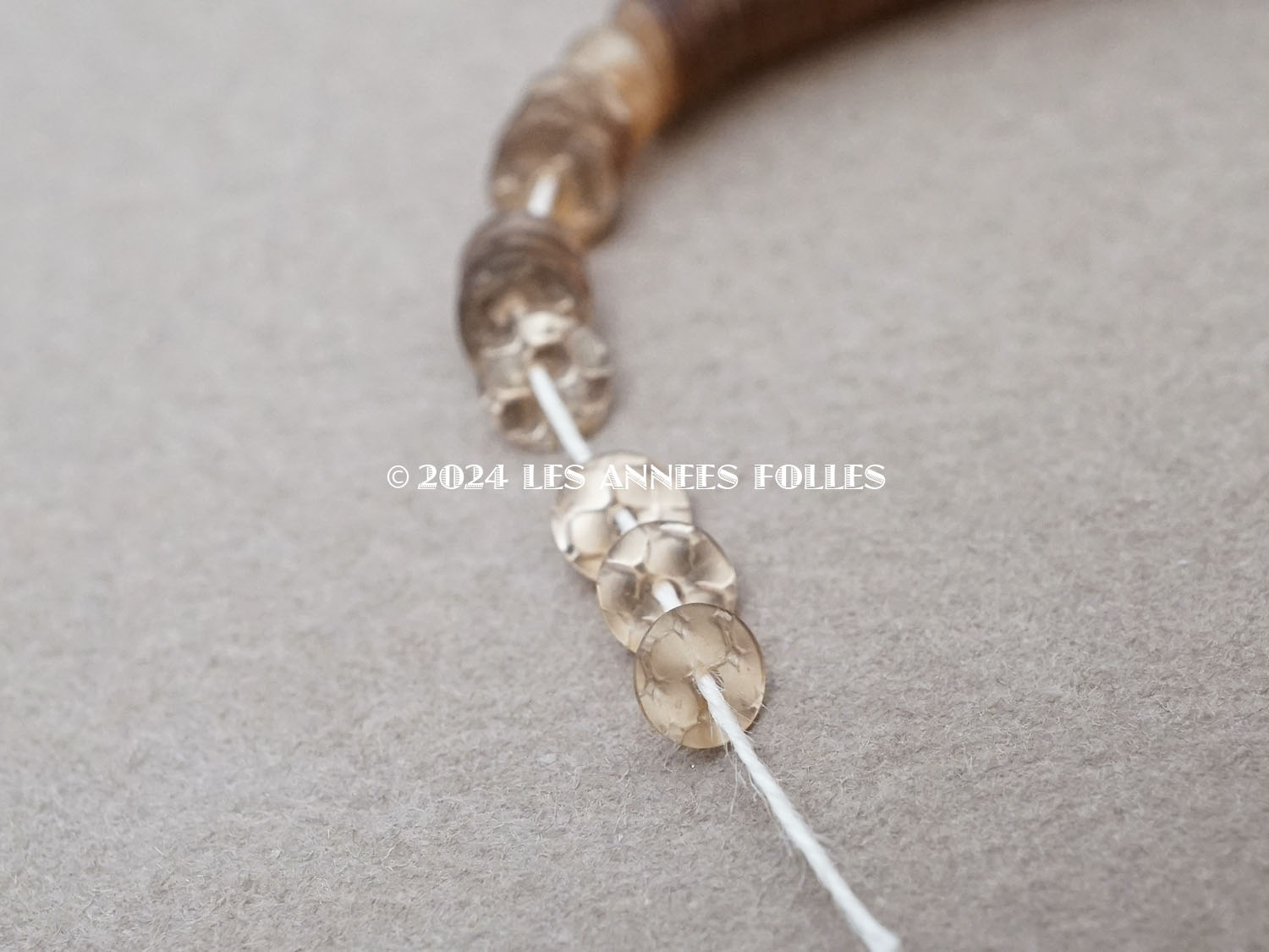 画像2: 1900年頃 アンティーク 蜂の巣柄 スパンコール 4mm 200ピース ゼラチン製  (2)