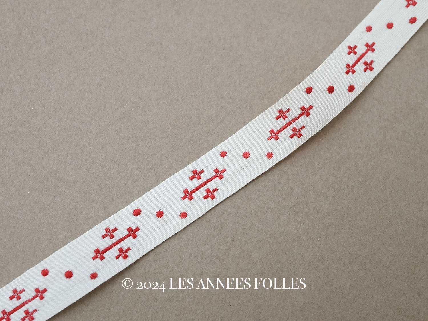 画像1: 1900年頃 アンティーク 刺繍入りトリム クロス 12mm幅 ワインレッド (1)