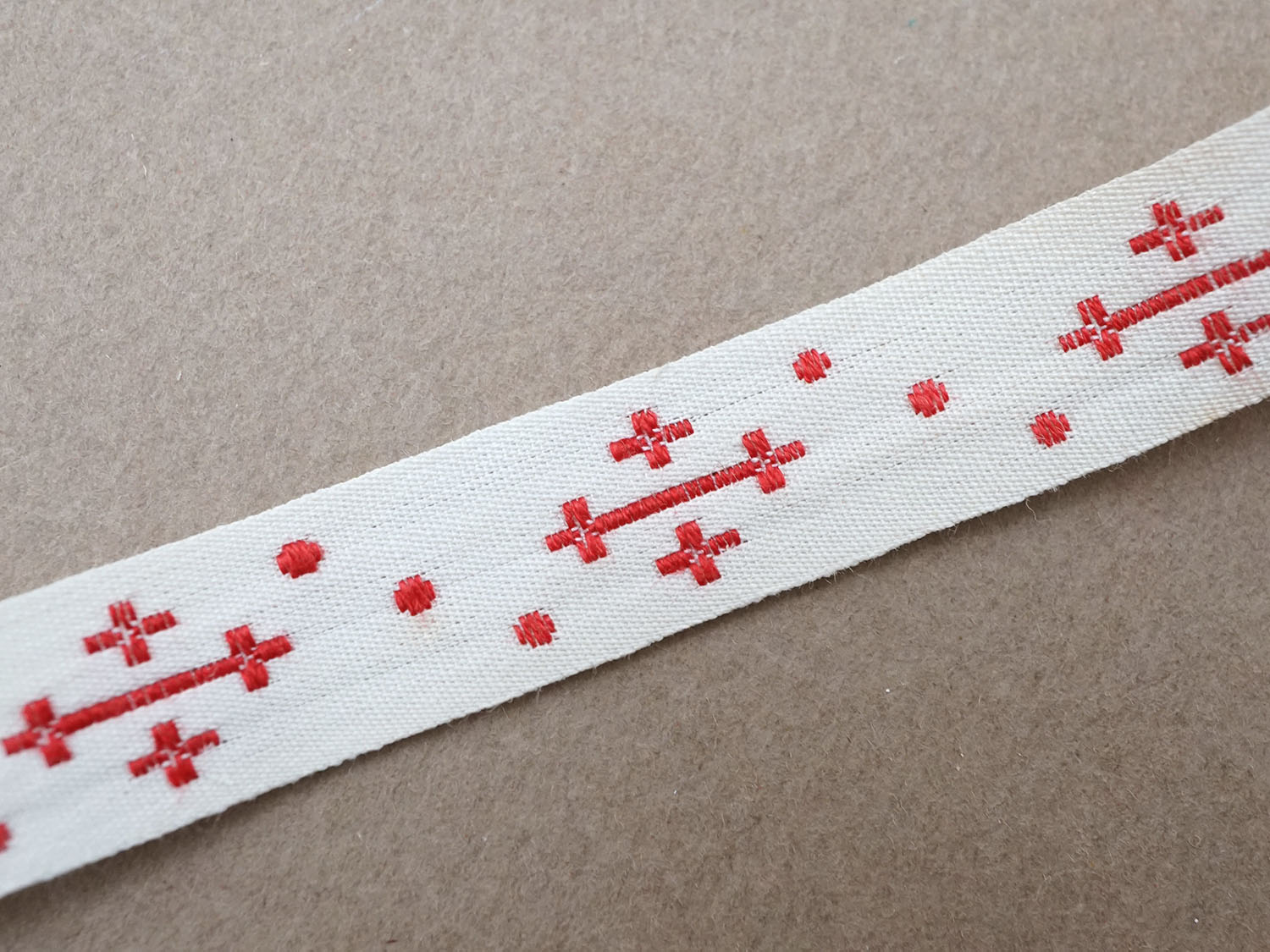 画像2: 1900年頃 アンティーク 刺繍入りトリム クロス 12mm幅 ワインレッド (2)