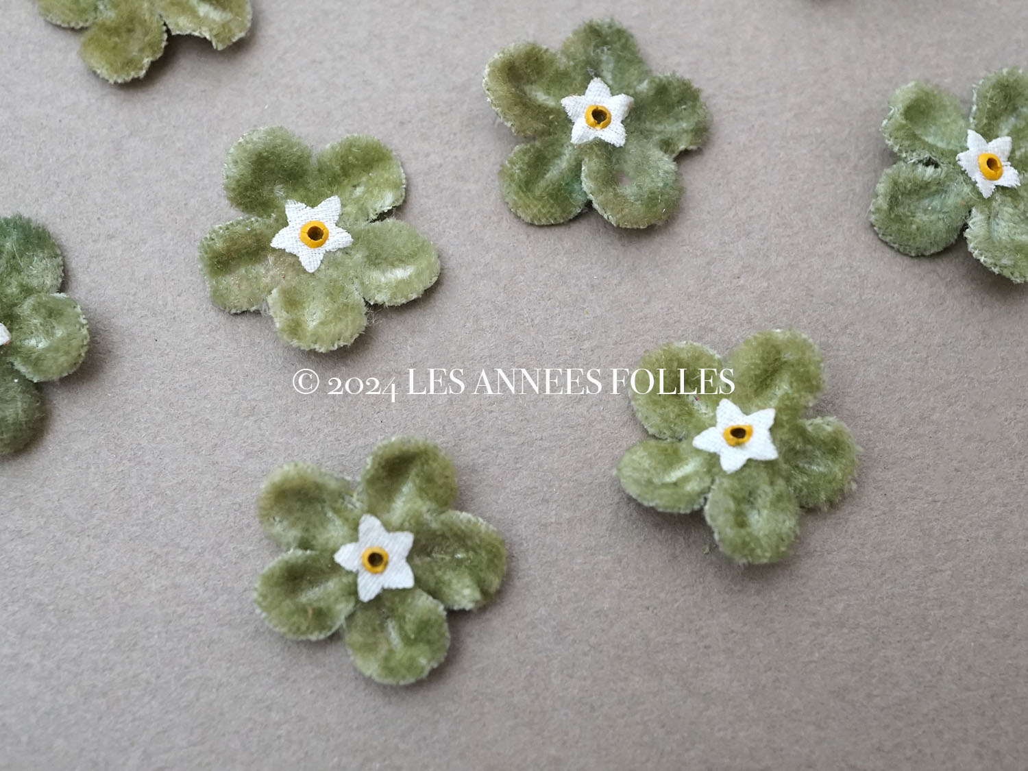 画像2: アンティーク 布花 ベルベットの花びら 9ピースのセット オリーブグリーン 17mm (2)