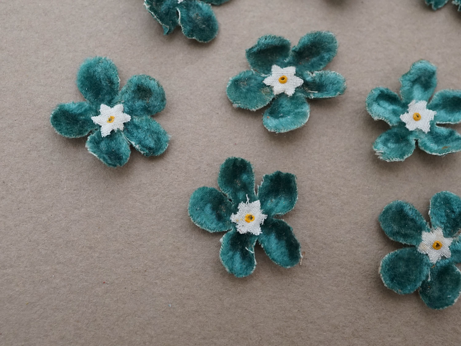 画像2: アンティーク 布花 ベルベットの花びら 10ピースのセット ブルーグリーン 18mm (2)