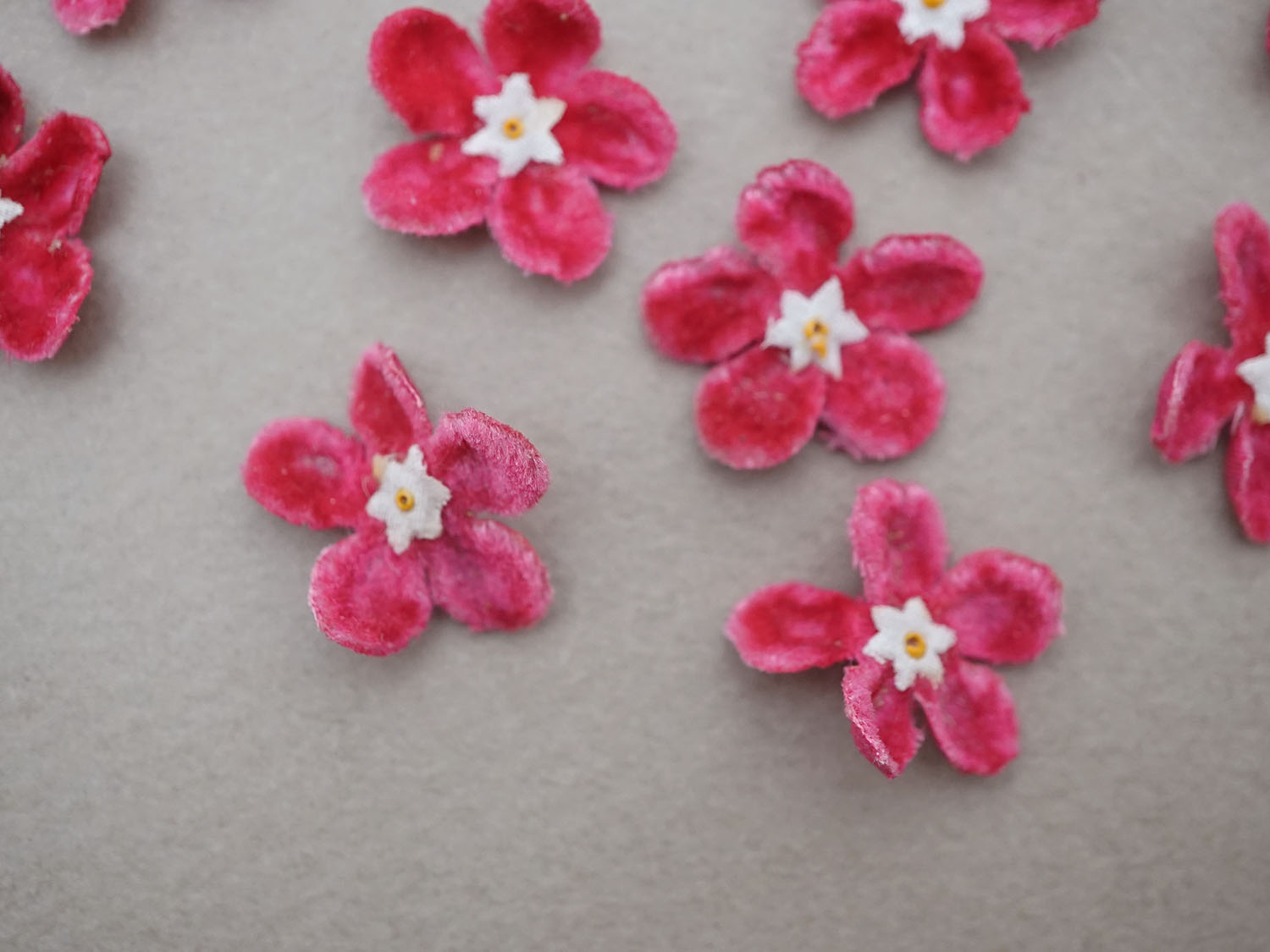 画像2: アンティーク 布花 ベルベットの花びら 10ピースのセット チェリーピンク 18mm (2)