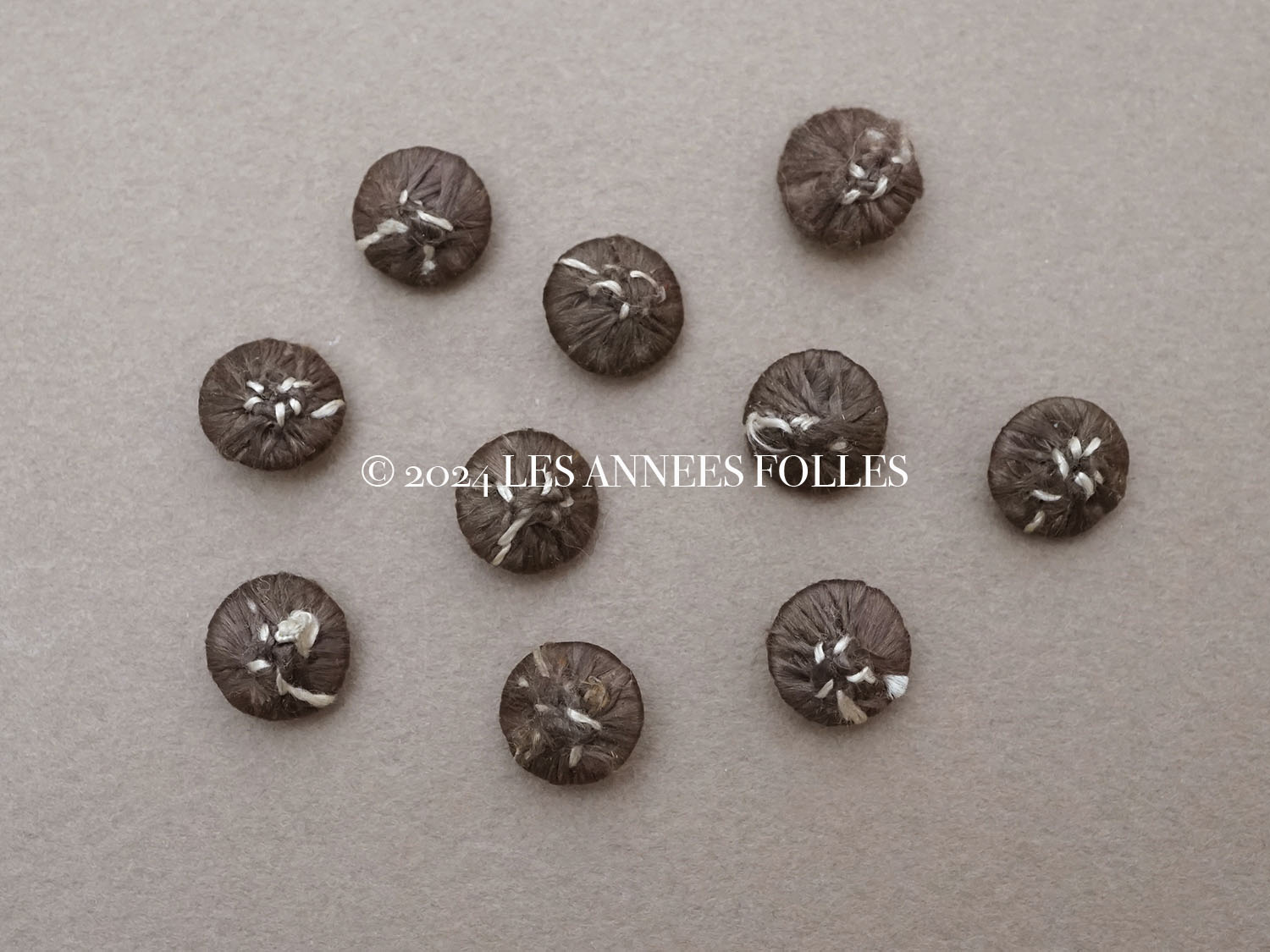 画像3: 1850年頃 アンティーク シルク製 くるみボタン ブラウン＆ホワイト 9mm 10ピースのセット (3)